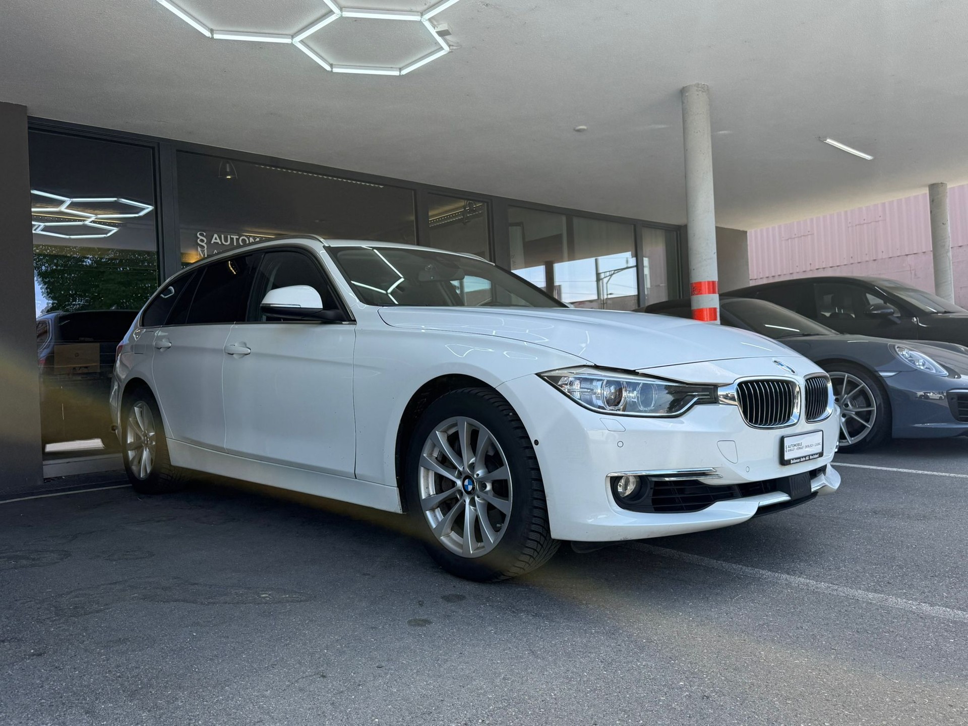 BMW 335d xDrive Touring Steptronic-showroom-element-2