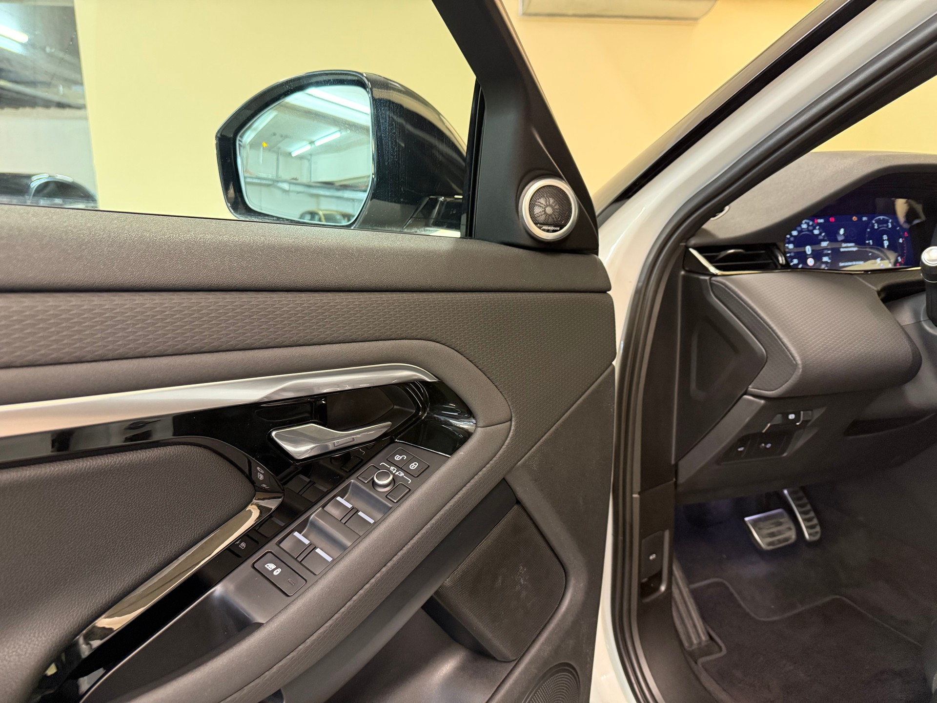 LAND ROVER Range Rover Evoque R-Dynamic D 240 AT9-image-13