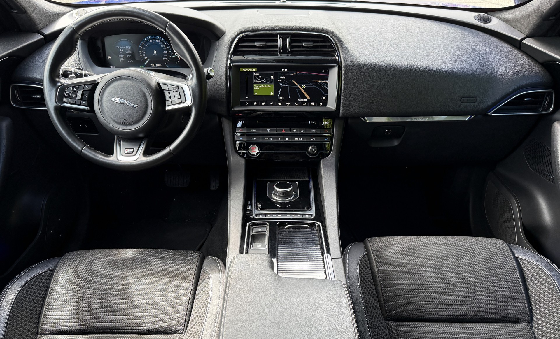 JAGUAR F-Pace 25d R-Sport AWD Automatik-image-17
