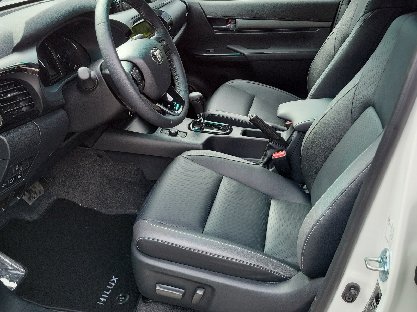 TOYOTA Hilux Double Cab.-Pick-up 2.8 Invincible AWD-image-12