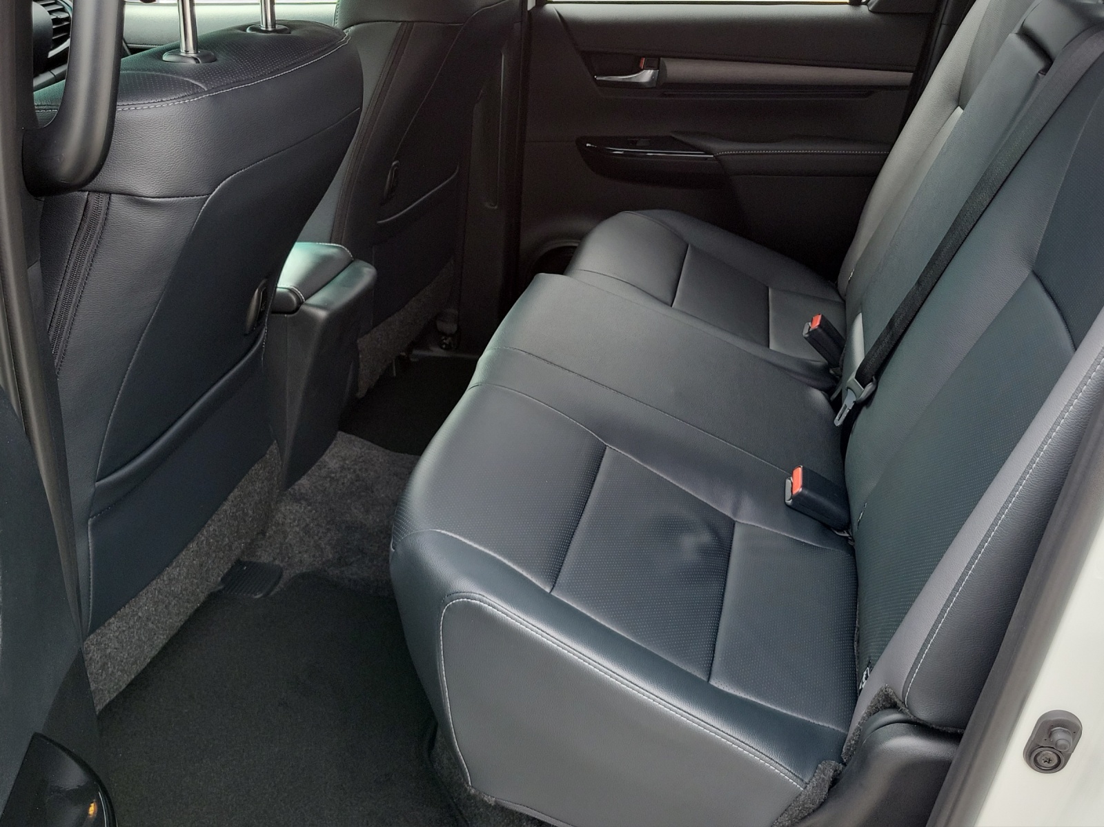 TOYOTA Hilux Double Cab.-Pick-up 2.8 Invincible AWD-image-14