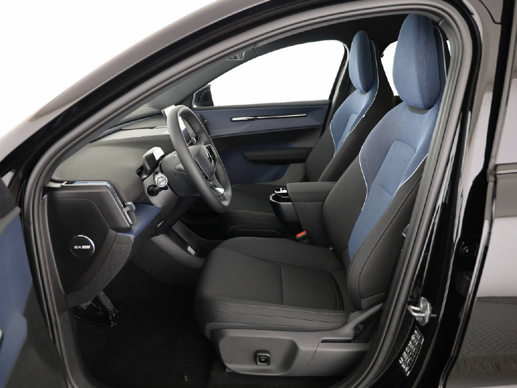 VOLVO EX 30 P8 Twin Ultra Black Edition AWD-image-1