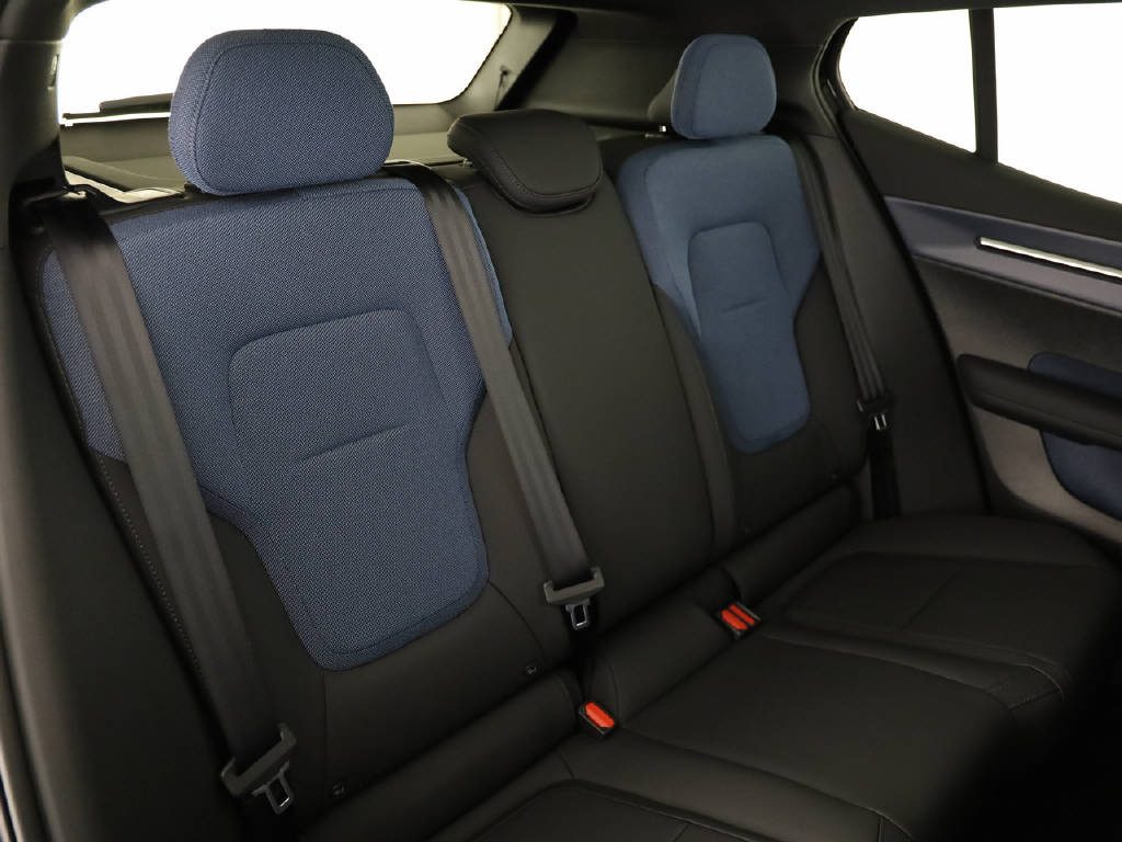 VOLVO EX 30 P8 Twin Ultra Black Edition AWD-image-2