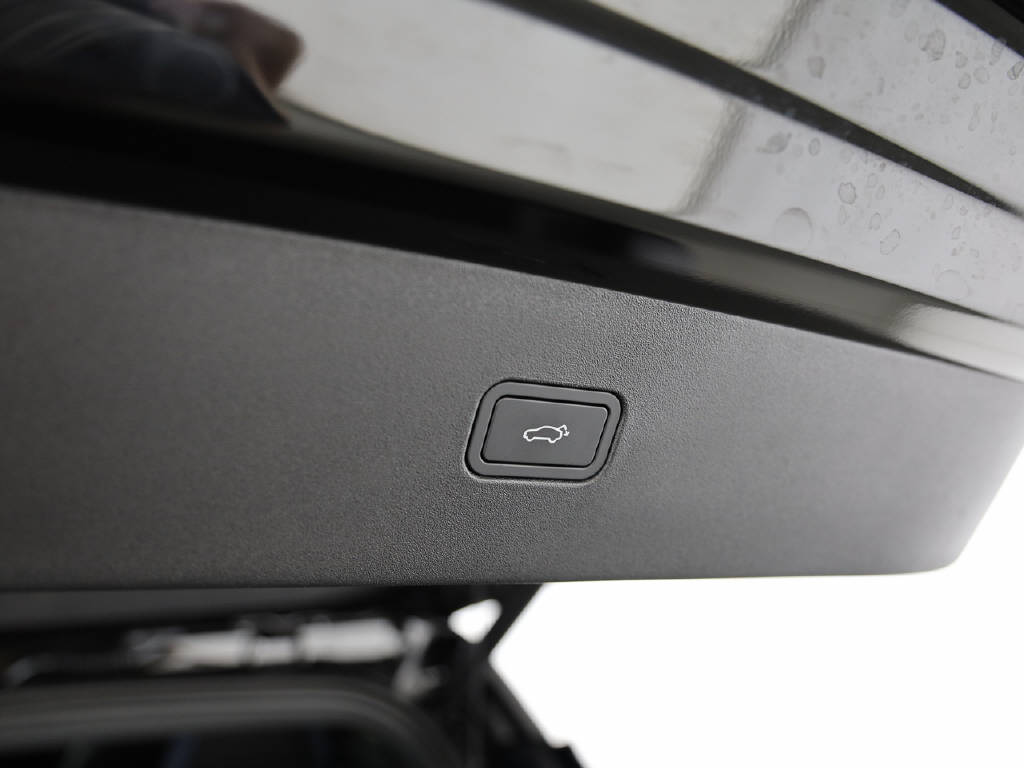 VOLVO EX 30 P8 Twin Ultra Black Edition AWD-image-18