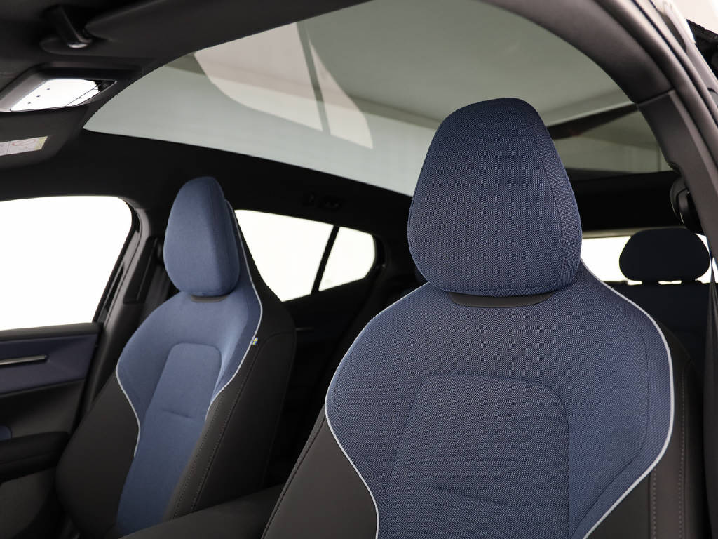 VOLVO EX 30 P8 Twin Ultra Black Edition AWD-image-3