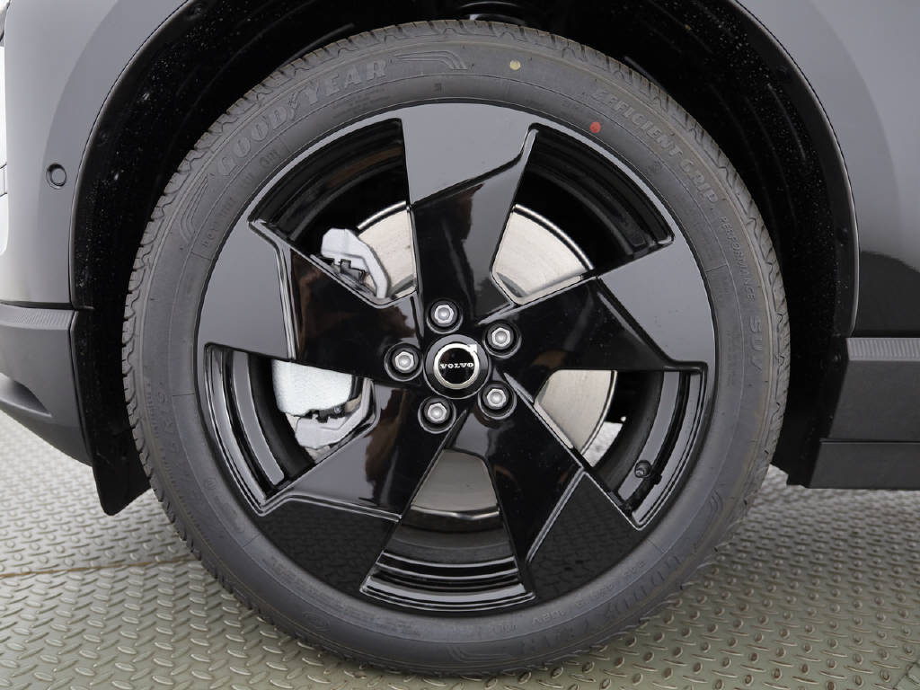 VOLVO EX 30 P8 Twin Ultra Black Edition AWD-image-4