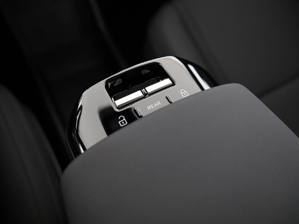VOLVO EX 30 P8 Twin Ultra Black Edition AWD-image-23