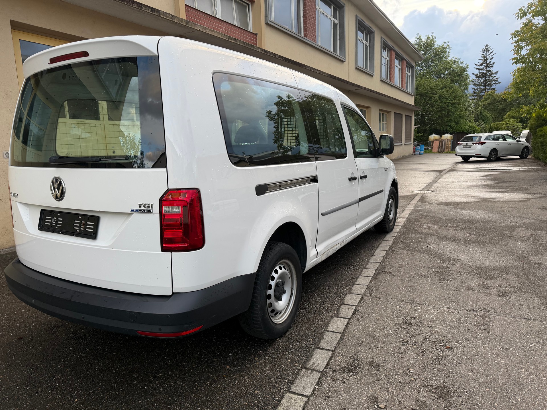 VW Caddy Maxi 1.4TGI BlueMotion Technology-image-2