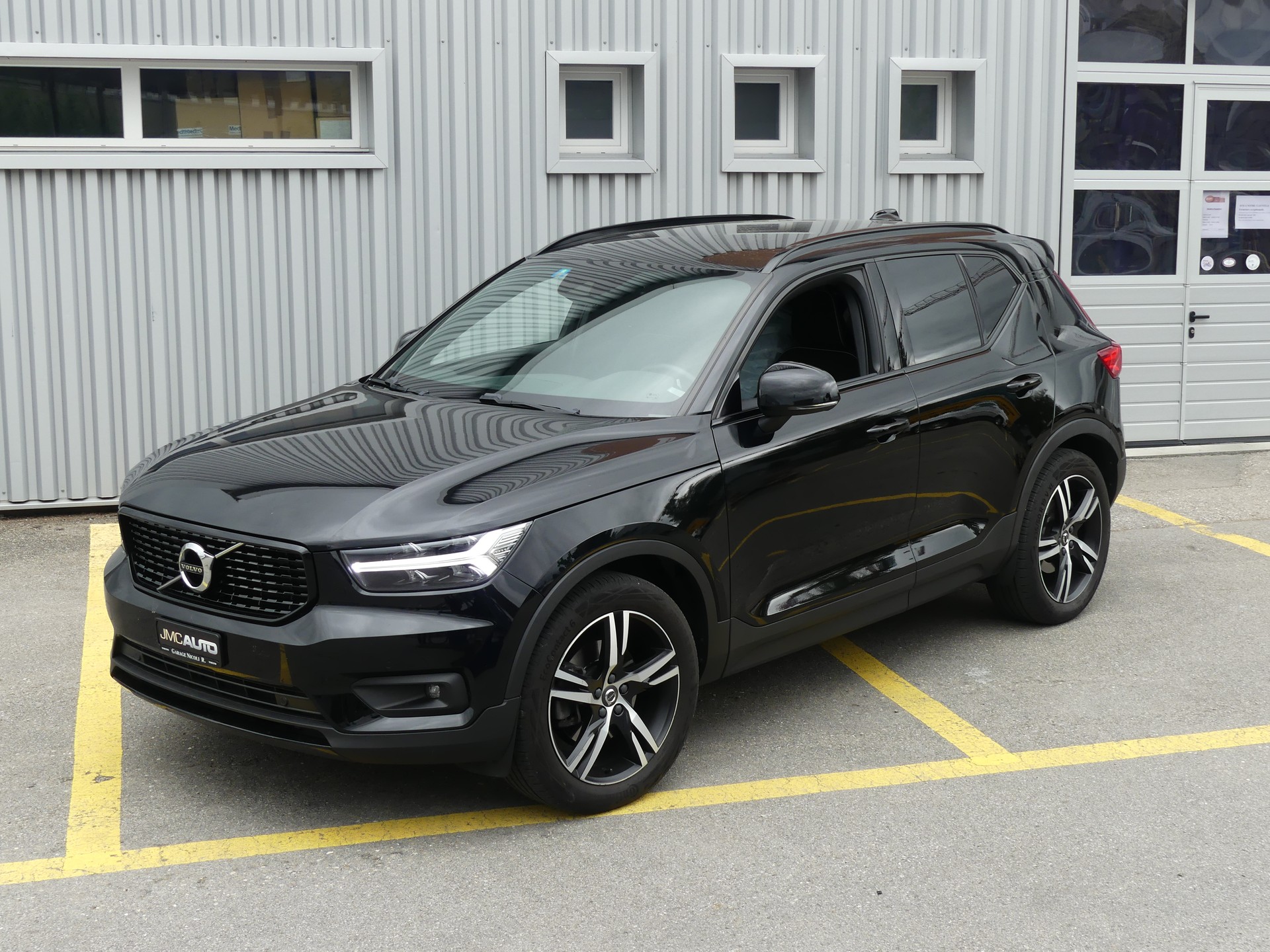 VOLVO XC40 D4 AWD R-Design-image-3