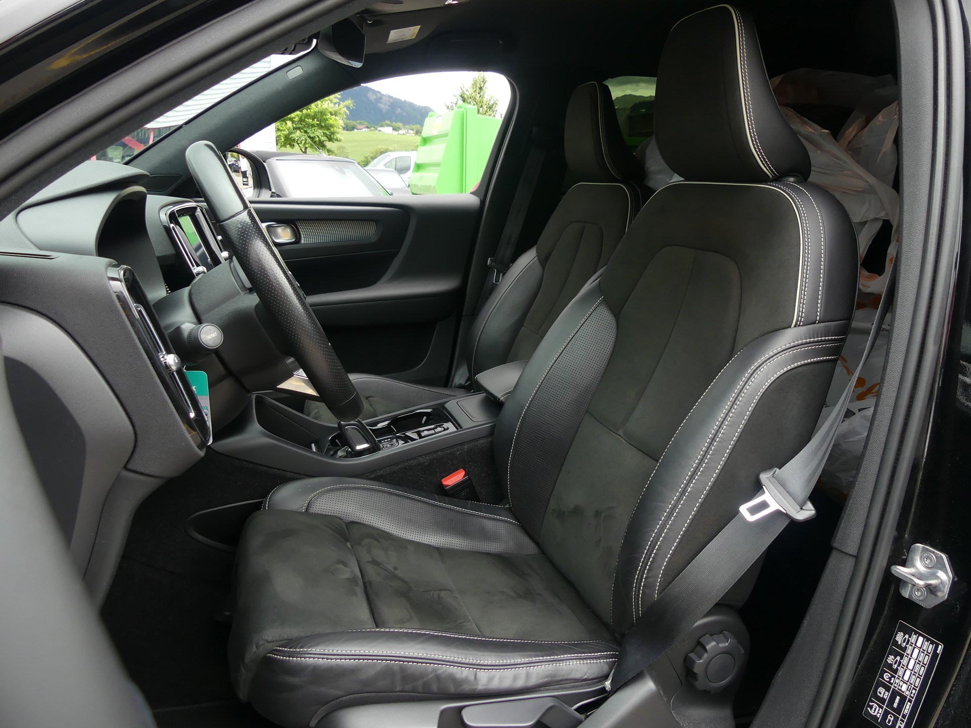 VOLVO XC40 D4 AWD R-Design-image-6