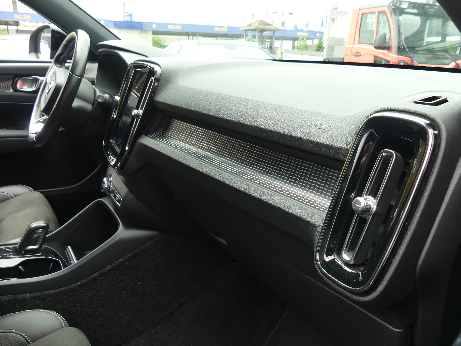 VOLVO XC40 D4 AWD R-Design-image-9