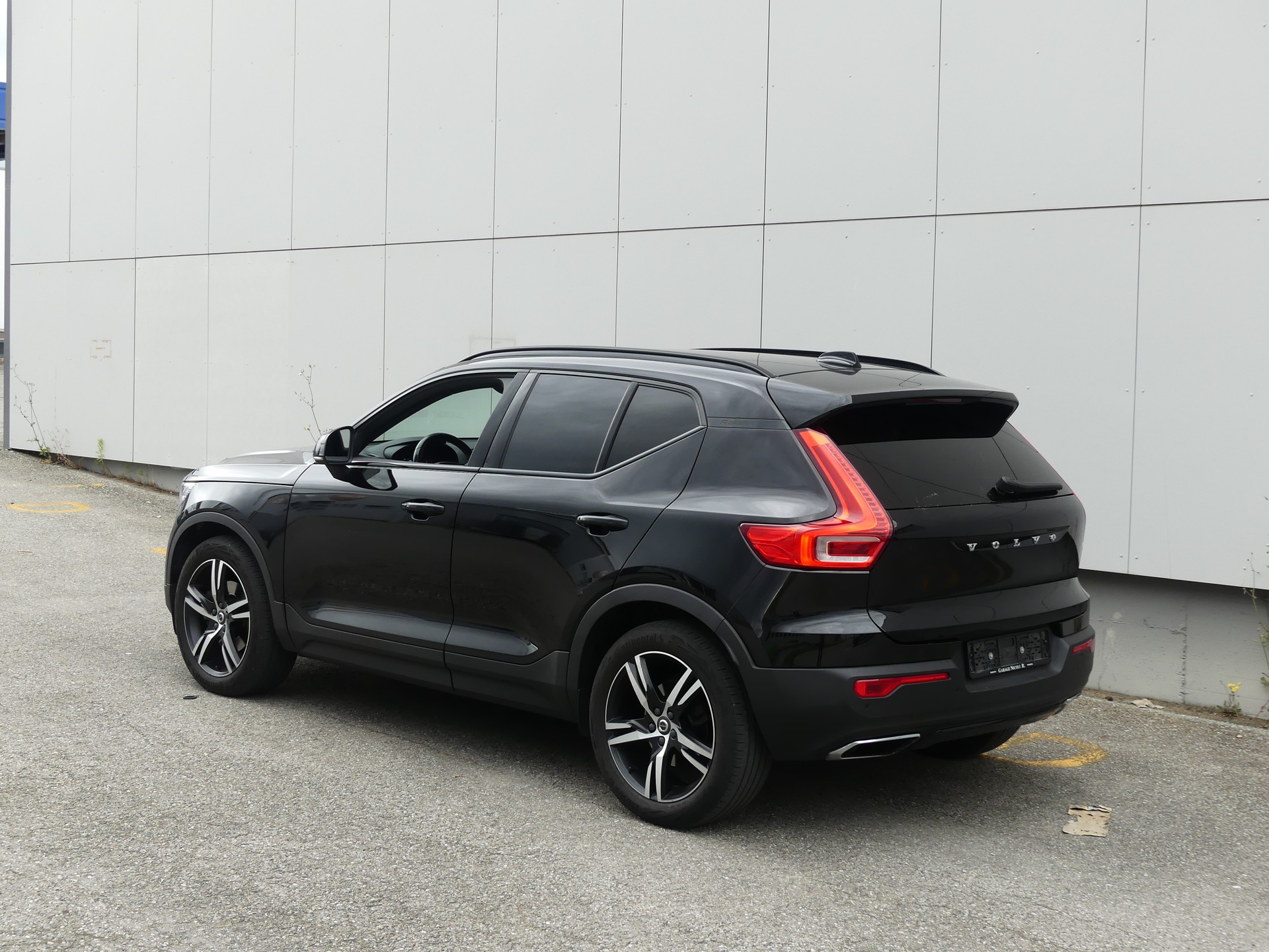 VOLVO XC40 D4 AWD R-Design-image-1