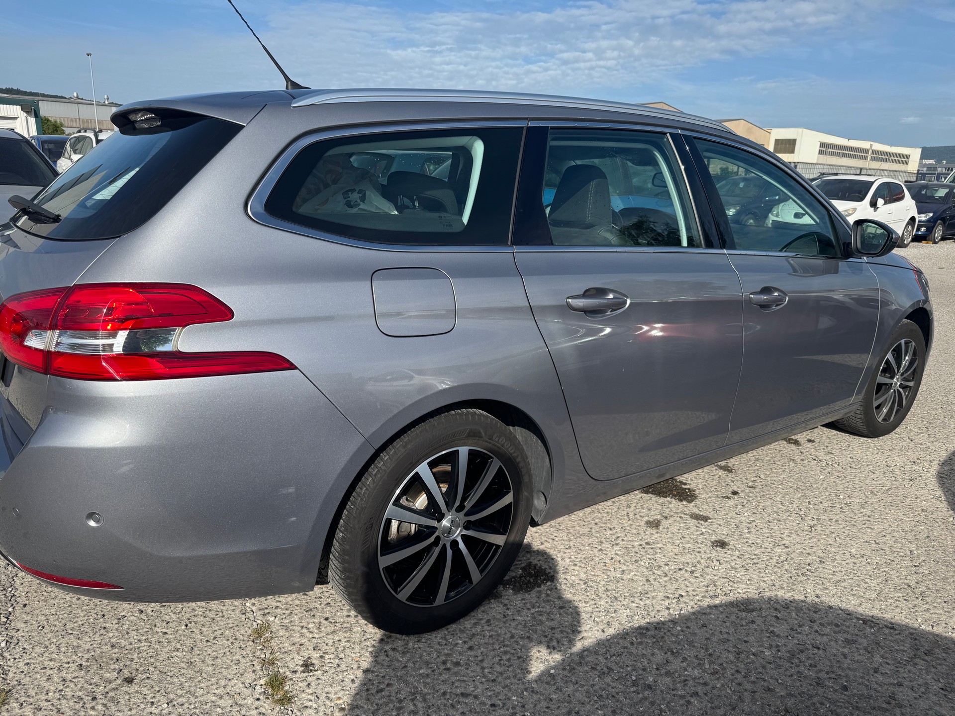PEUGEOT 308 SW 1.5 BlueHDI Tech Edition EAT8-image-3