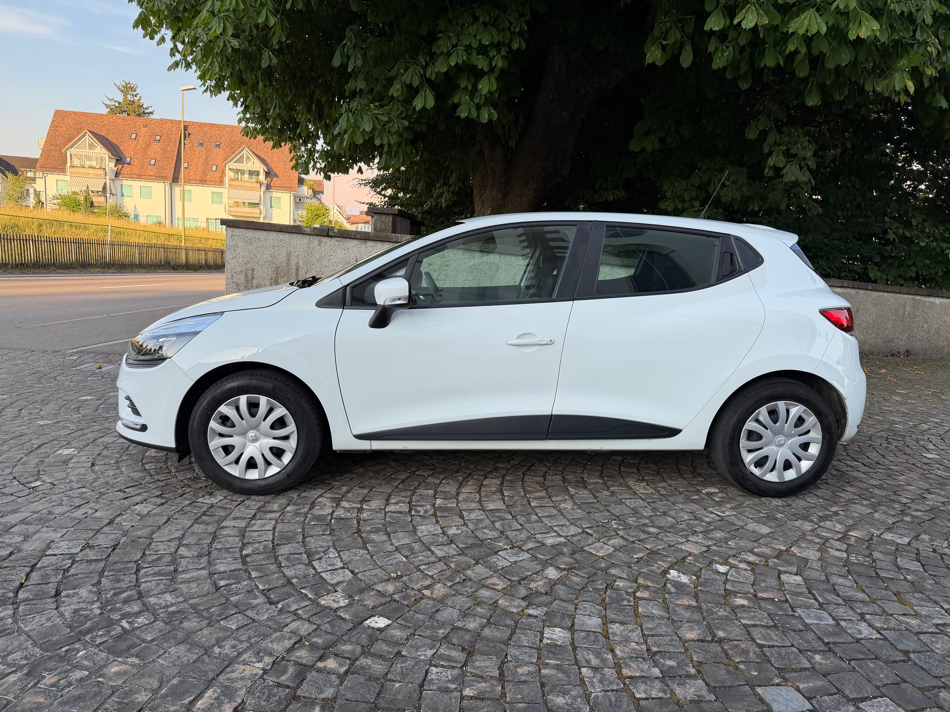 RENAULT Clio 1.2 16V Life / Service gepflegt / 36 Monate Garantie exklusive / Tempomat / 8 Fach-image-7