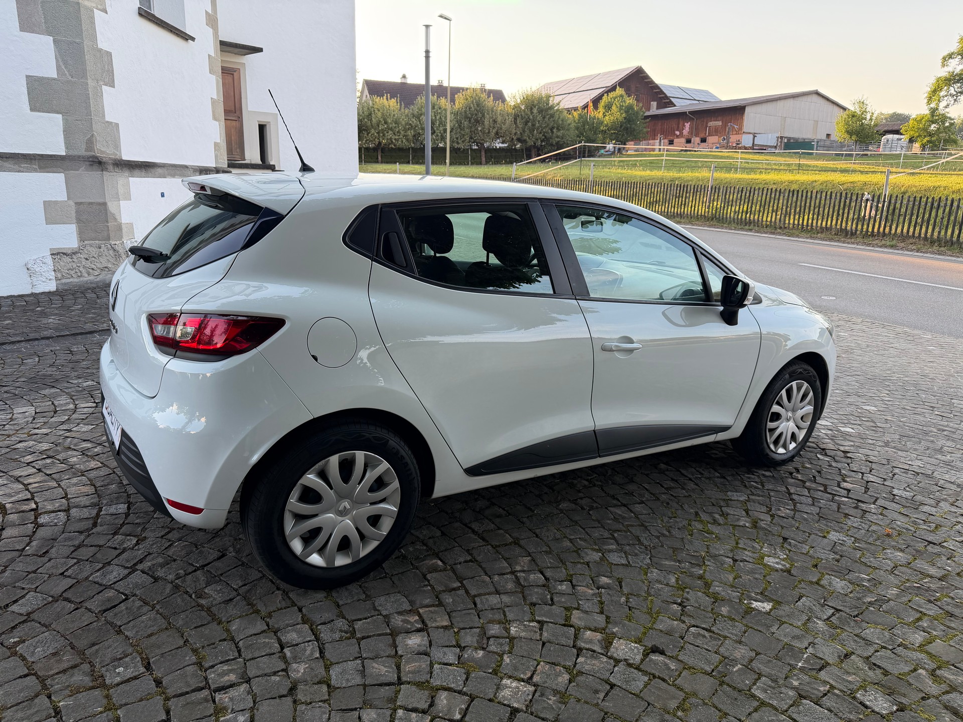 RENAULT Clio 1.2 16V Life / Service gepflegt / 36 Monate Garantie exklusive / Tempomat / 8 Fach-image-3