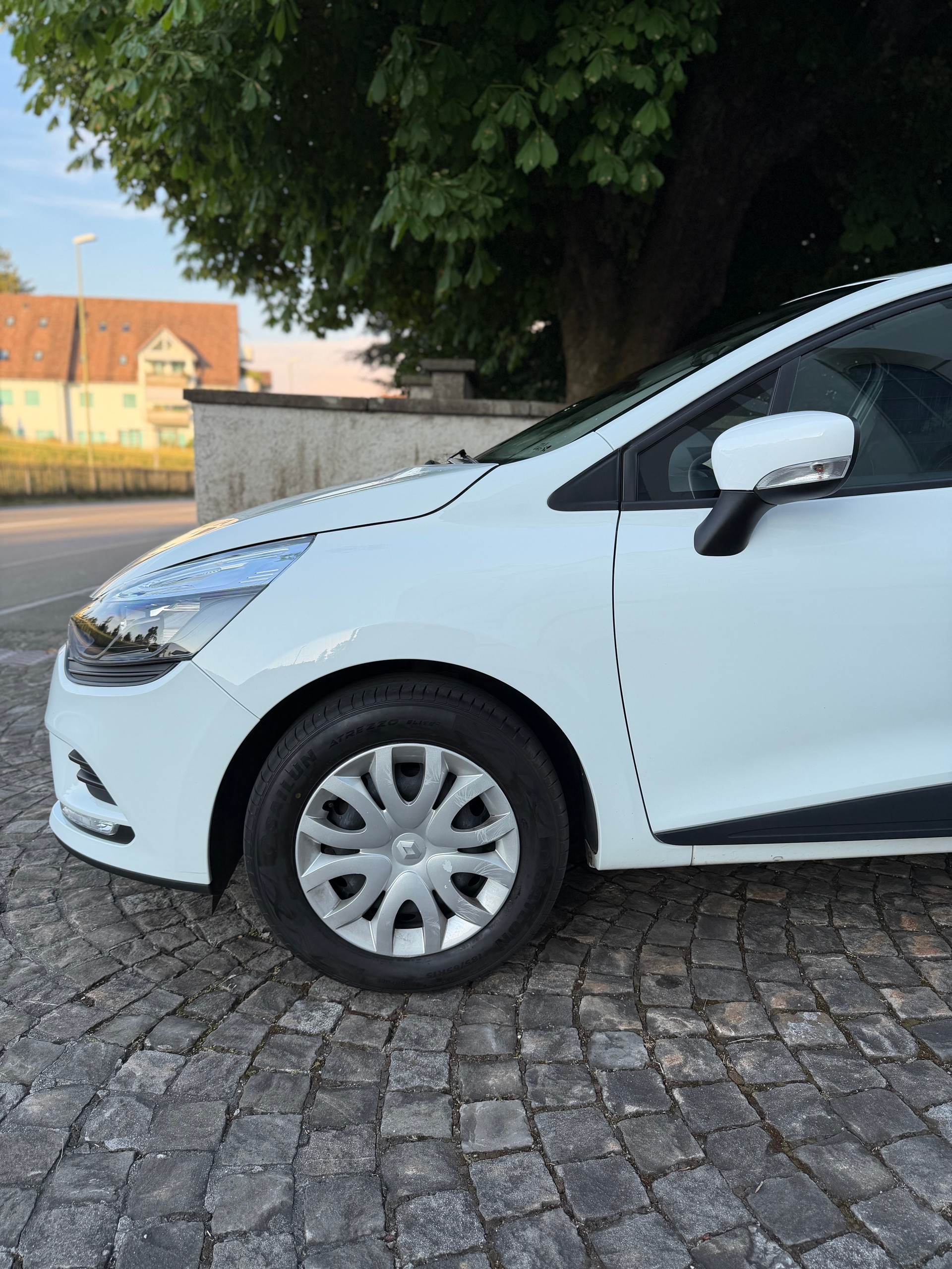 RENAULT Clio 1.2 16V Life / Service gepflegt / 36 Monate Garantie exklusive / Tempomat / 8 Fach-image-8