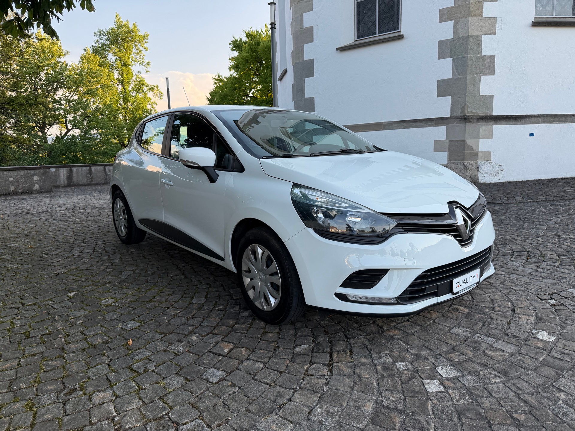 RENAULT Clio 1.2 16V Life / Service gepflegt / 36 Monate Garantie exklusive / Tempomat / 8 Fach-image-2