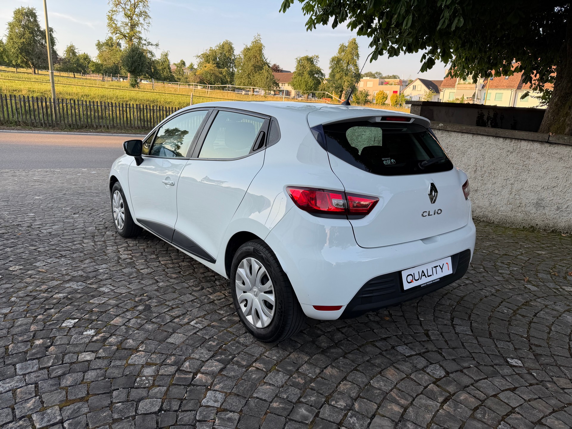 RENAULT Clio 1.2 16V Life / Service gepflegt / 36 Monate Garantie exklusive / Tempomat / 8 Fach-image-6