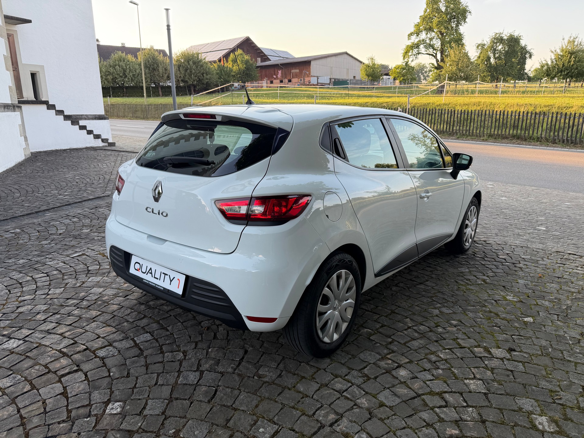 RENAULT Clio 1.2 16V Life / Service gepflegt / 36 Monate Garantie exklusive / Tempomat / 8 Fach-image-4