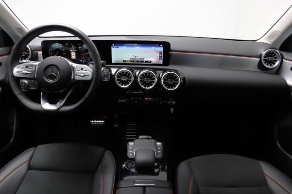 MERCEDES-BENZ A 250 AMG Line-image-9