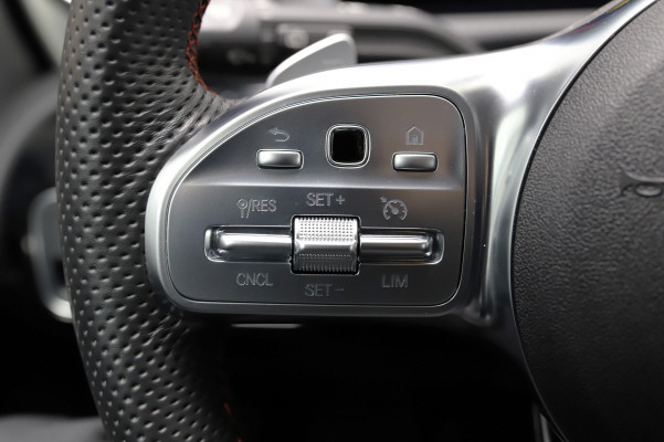 MERCEDES-BENZ A 250 AMG Line-image-13