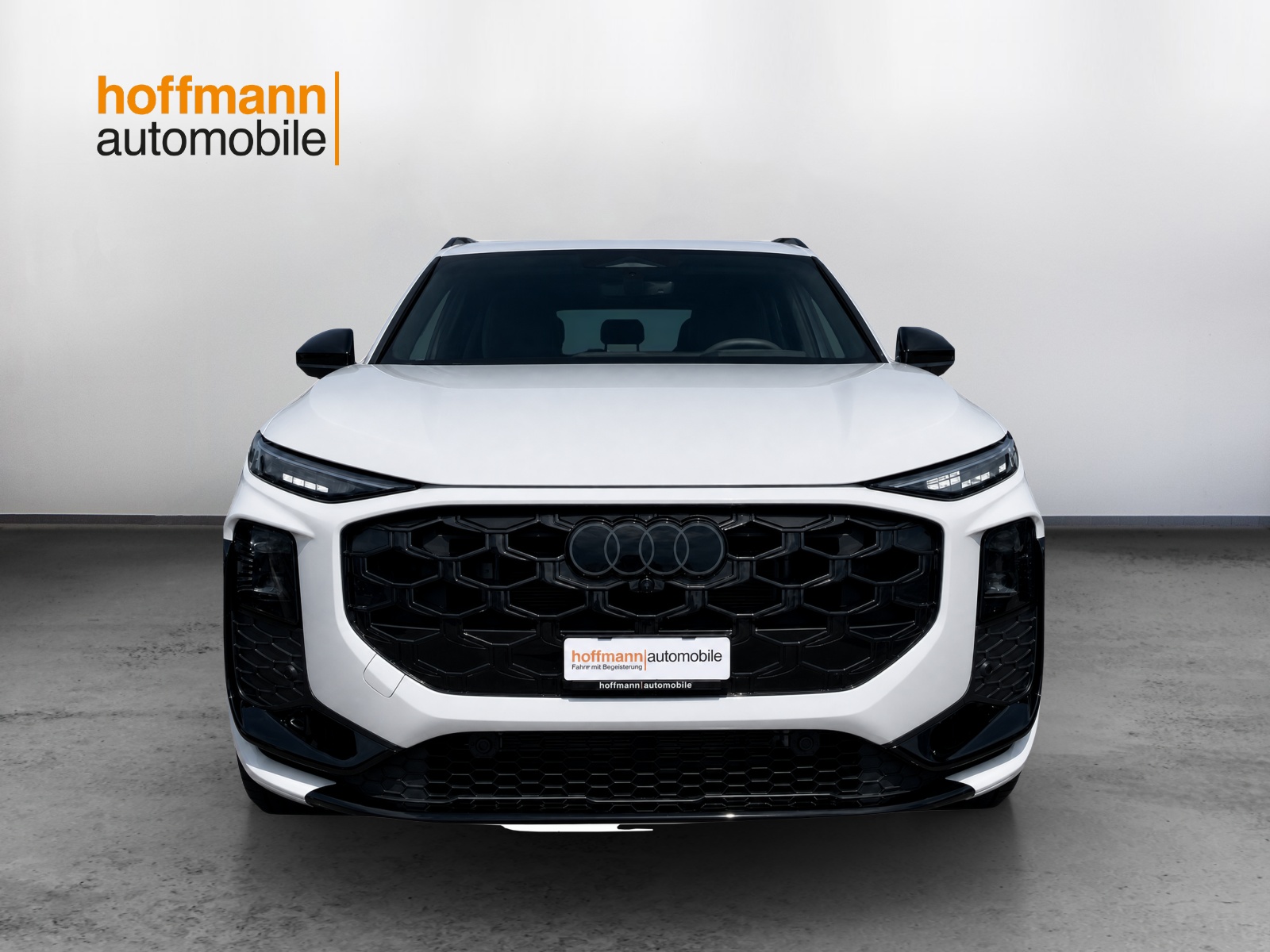 AUDI Q3 SUV e-hybrid 200 kW S tronig-showroom-element-1