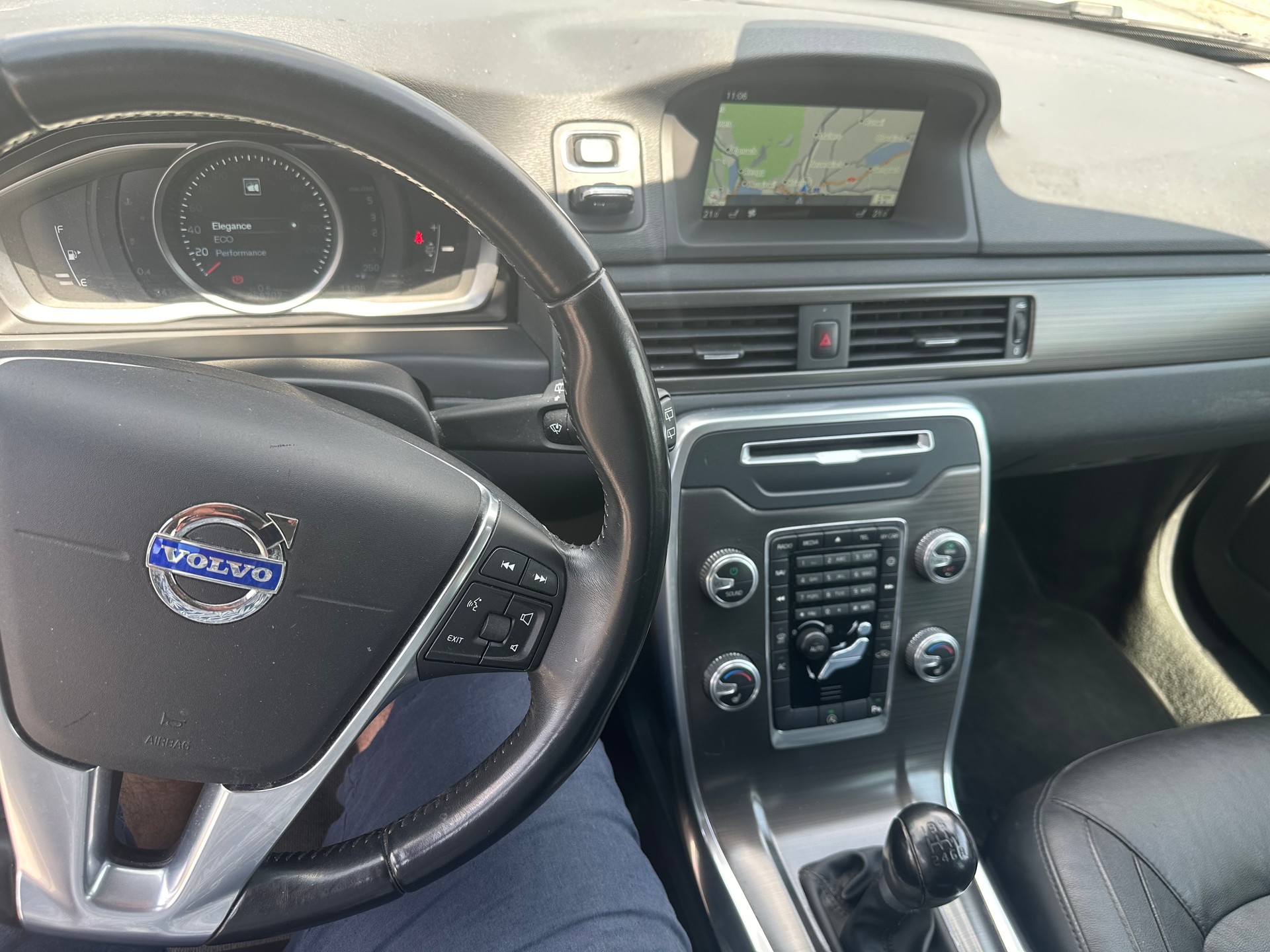 VOLVO V70 D3 Summum Dynamic Edition-image-12