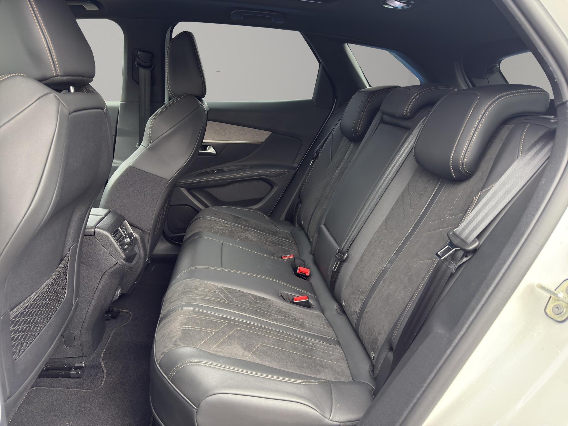 PEUGEOT 3008 1.6 Plug-in Hybrid4 GT Pack-image-7