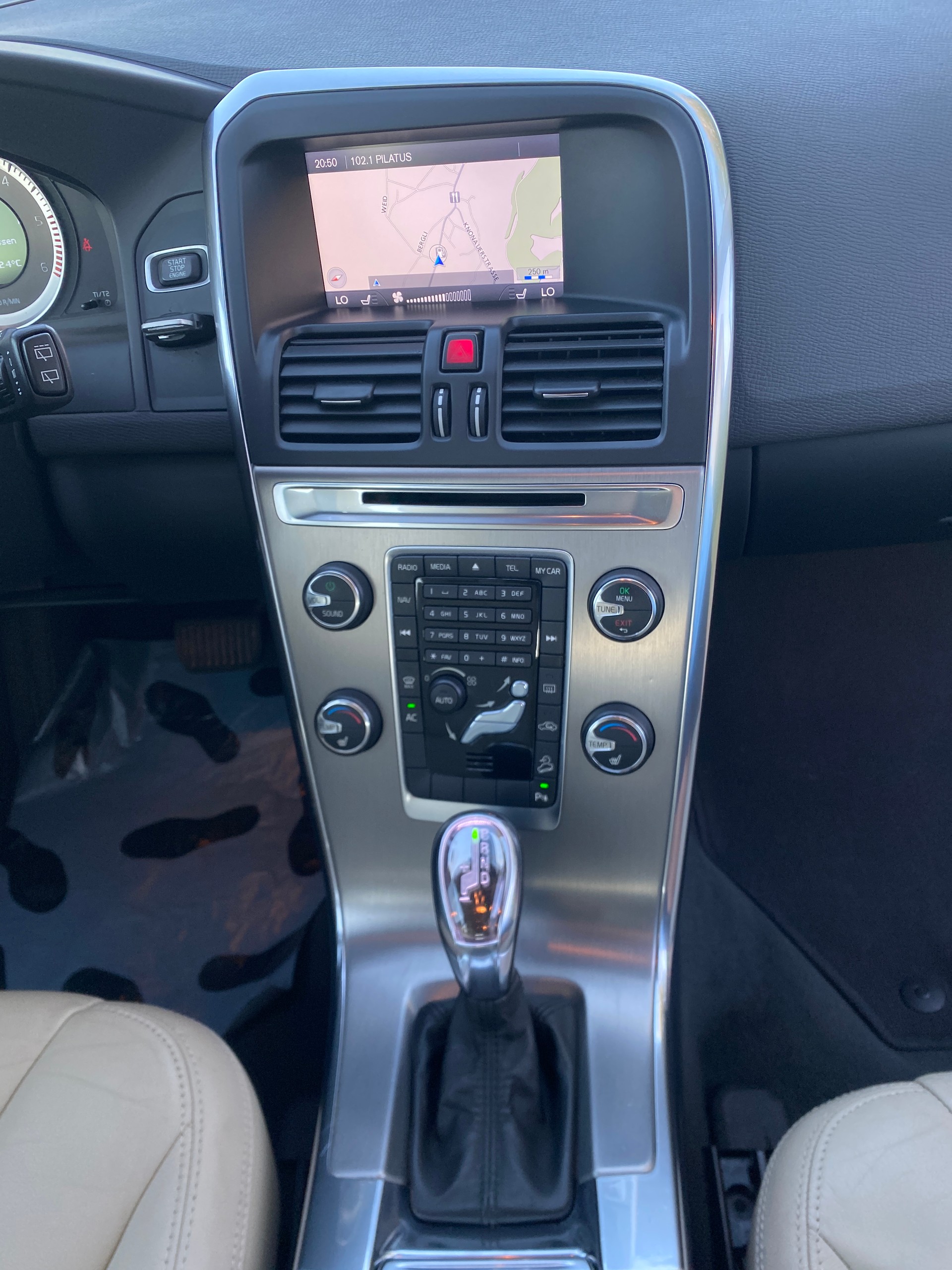 VOLVO XC60 D5 AWD Kinetic Geartronic-image-9