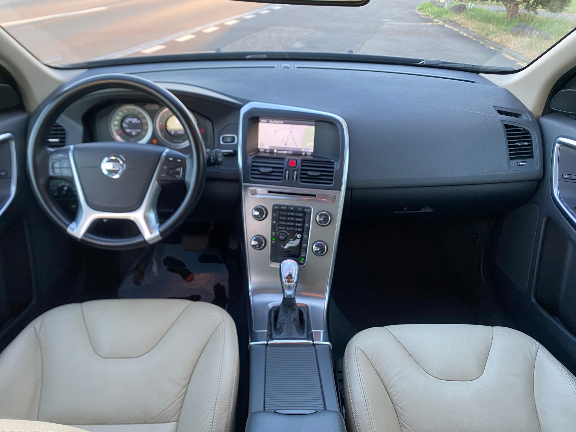 VOLVO XC60 D5 AWD Kinetic Geartronic-image-8