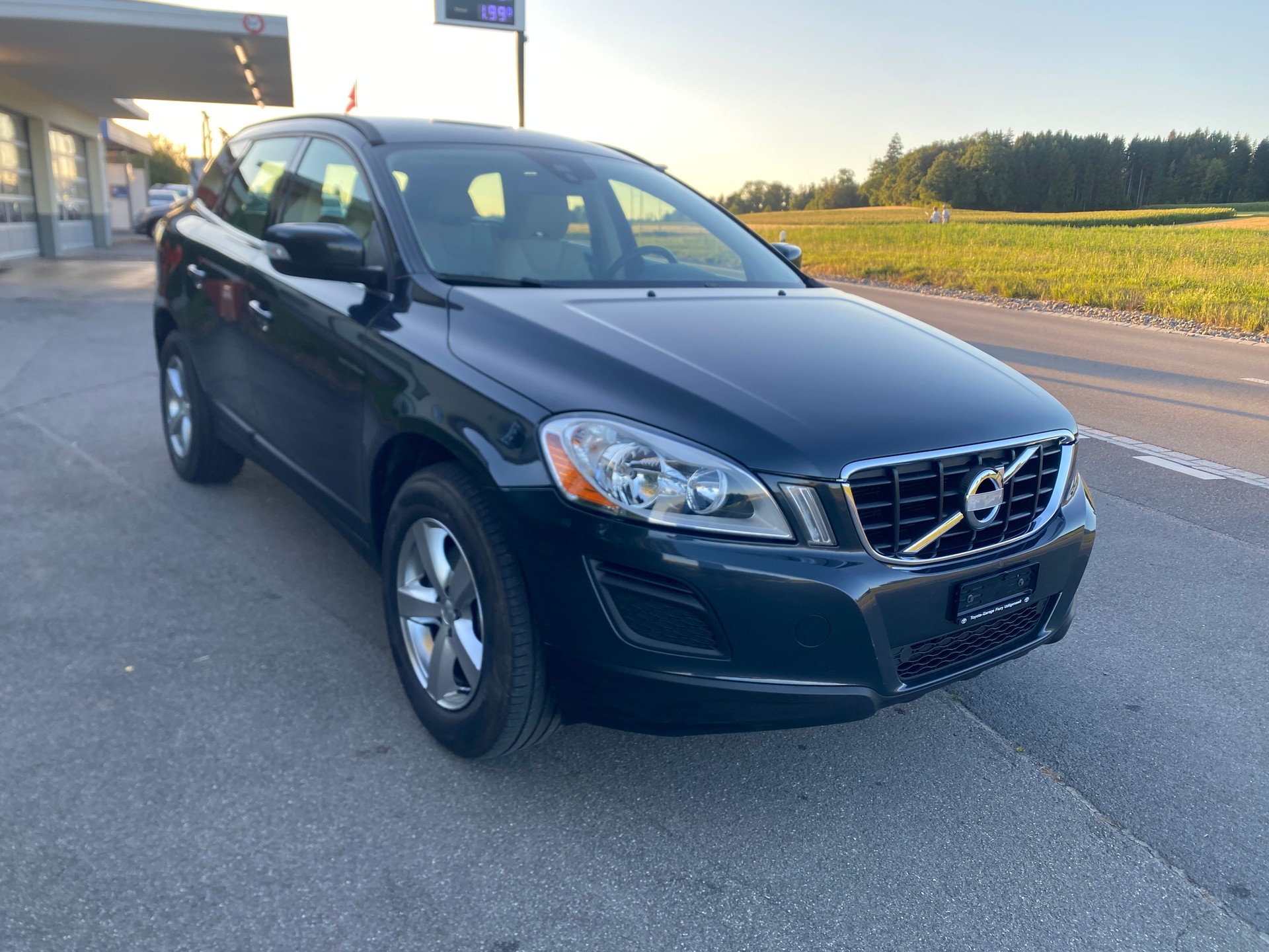 VOLVO XC60 D5 AWD Kinetic Geartronic-image-1