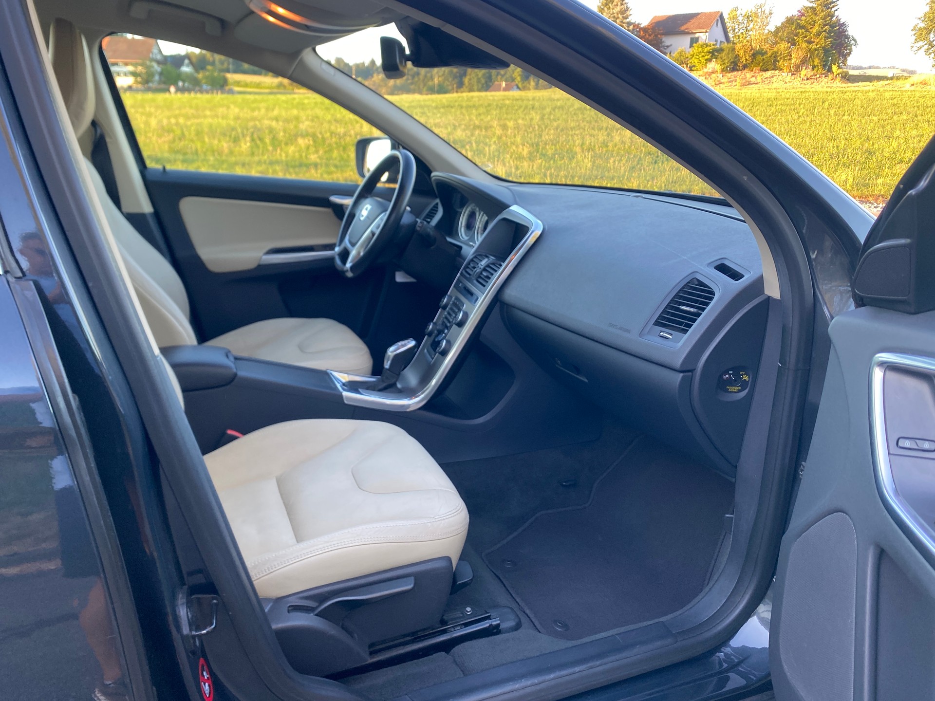 VOLVO XC60 D5 AWD Kinetic Geartronic-image-11