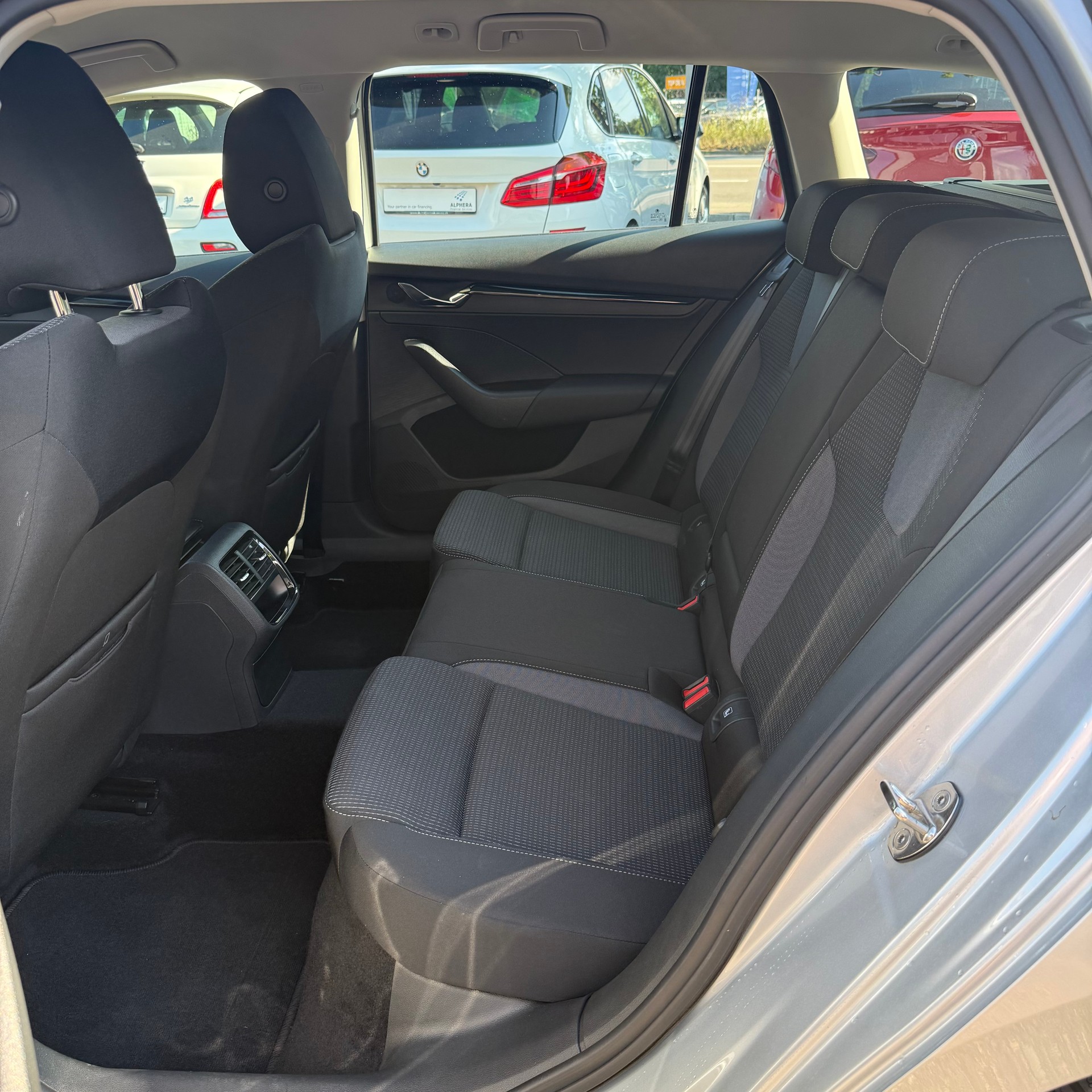 SKODA Octavia Combi 2.0 TDI DSG Ambition-image-11