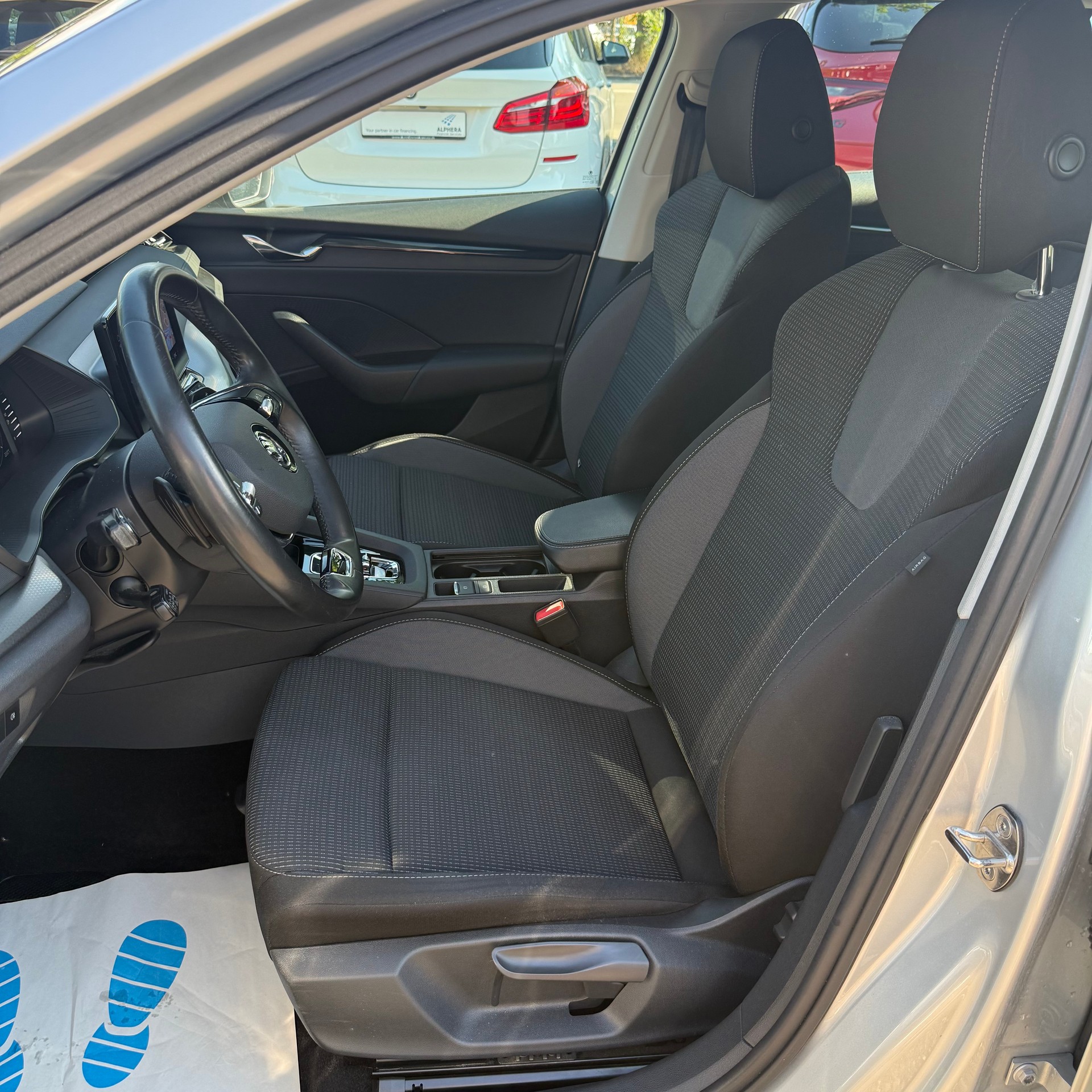 SKODA Octavia Combi 2.0 TDI DSG Ambition-image-10