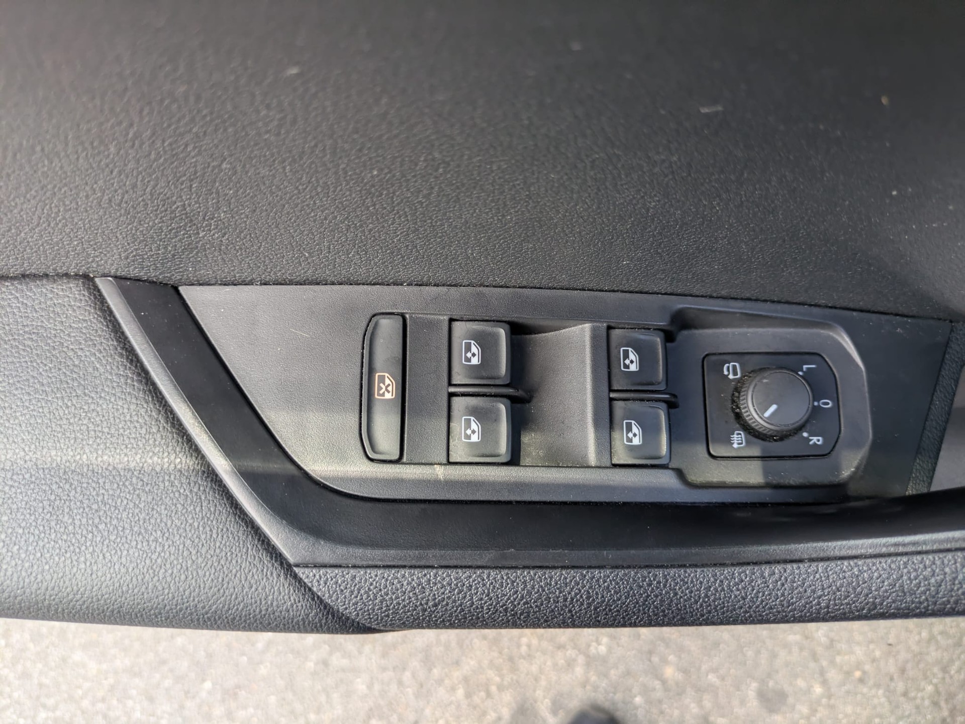 SKODA Karoq 1.5 TSI SportLine DSG-image-25