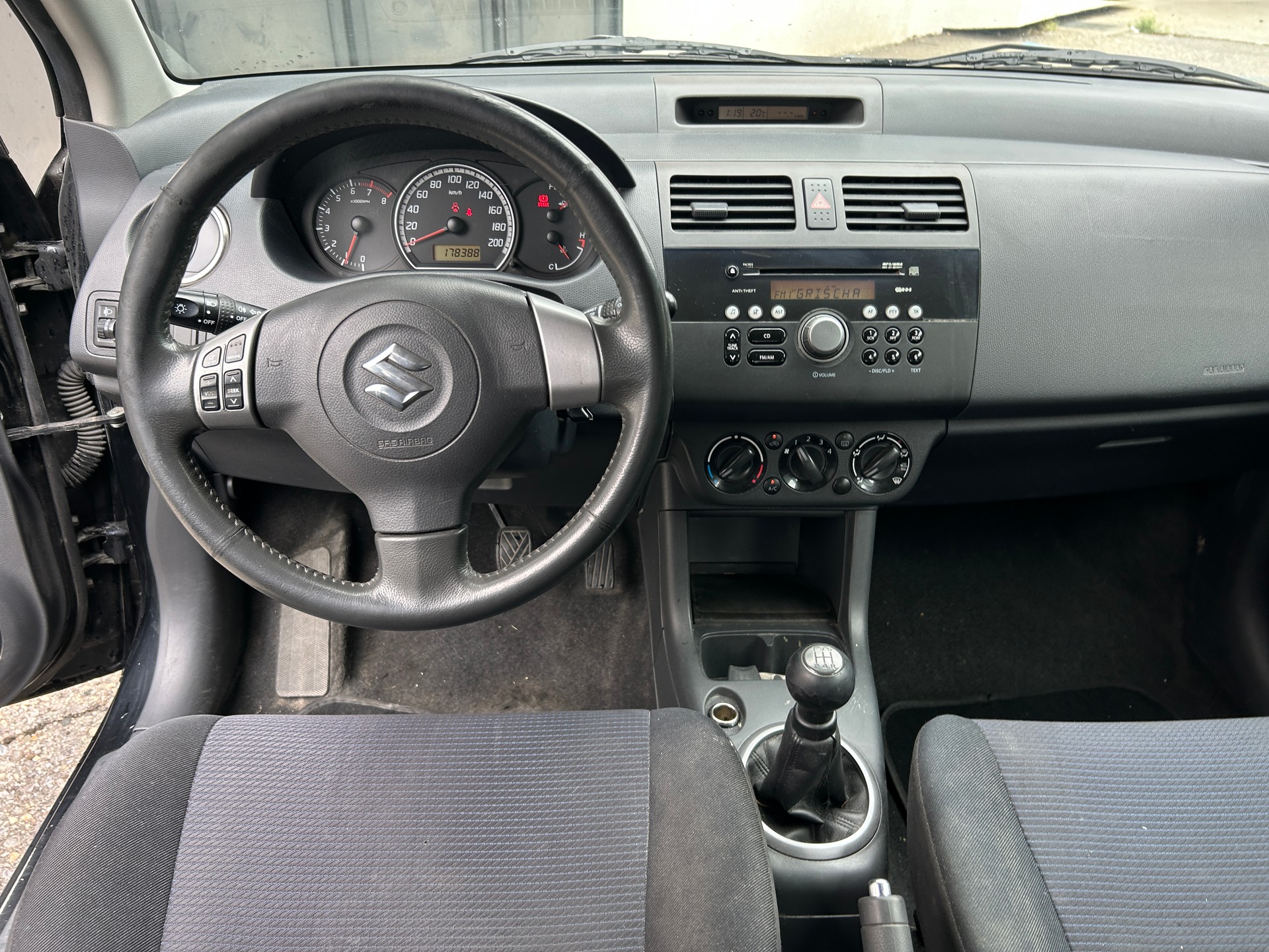 SUZUKI Swift 1.3i 16V GL Top 4x4-image-9