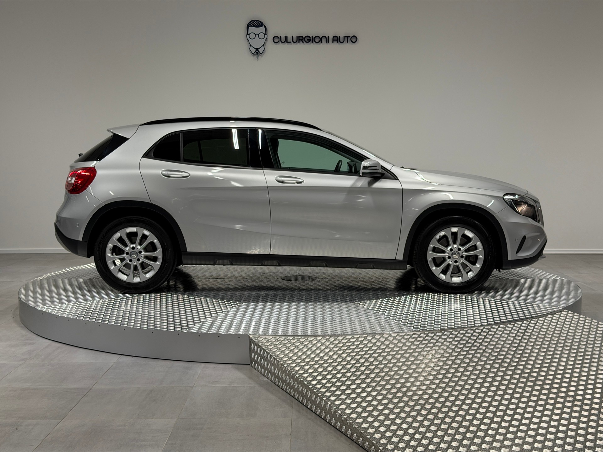 MERCEDES-BENZ GLA 250 Style 4Matic 7G-DCT-image-3