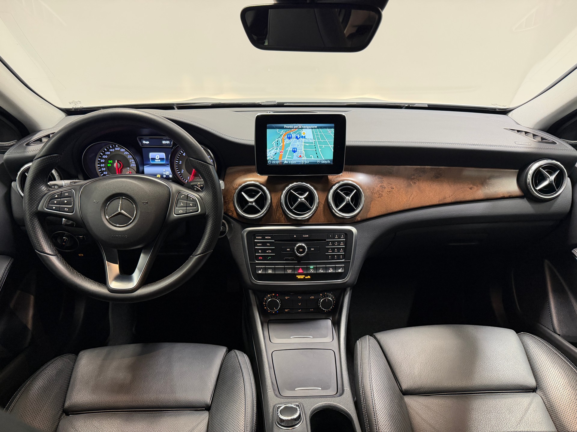 MERCEDES-BENZ GLA 250 Style 4Matic 7G-DCT-image-8