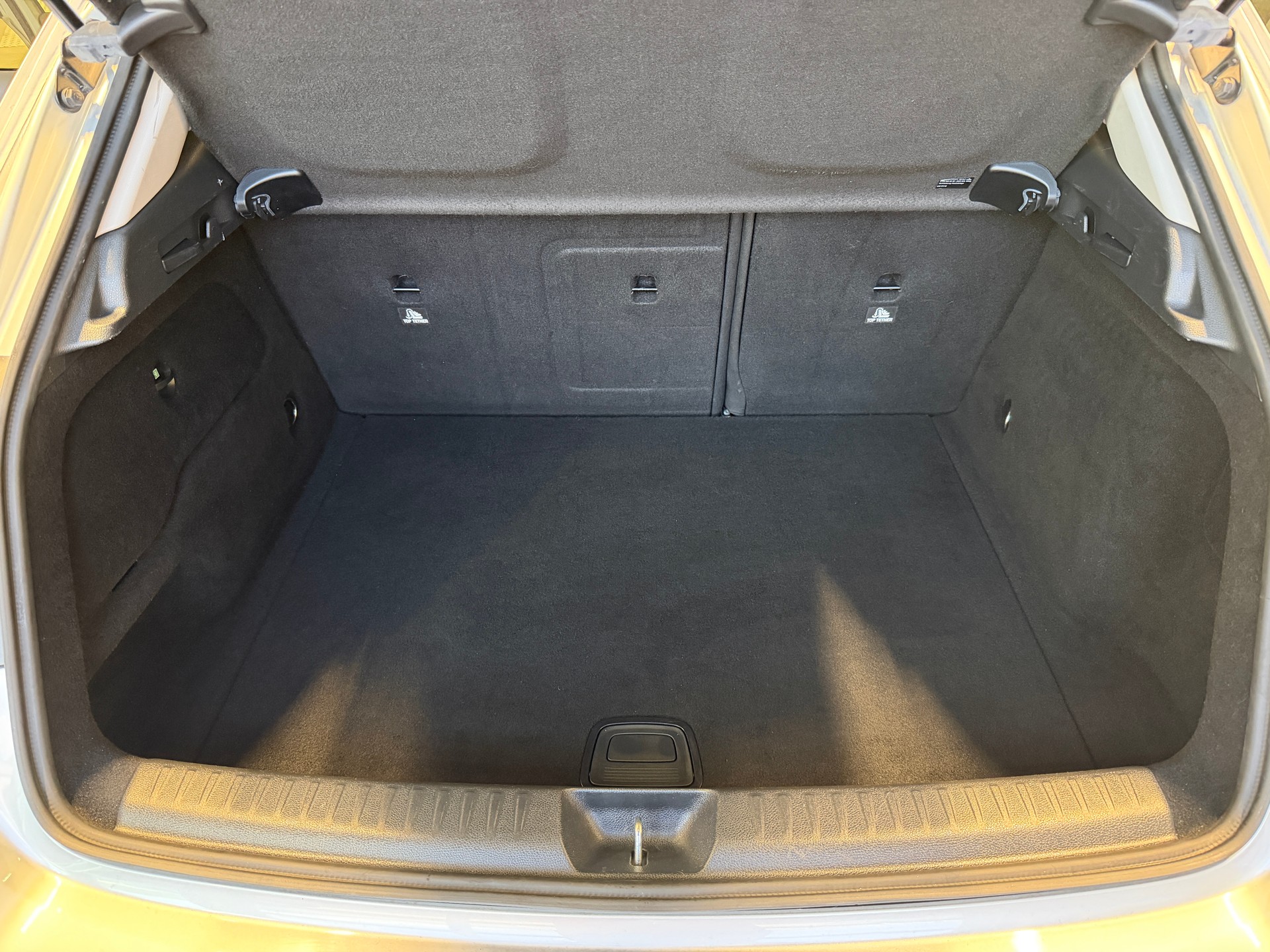 MERCEDES-BENZ GLA 250 Style 4Matic 7G-DCT-image-17