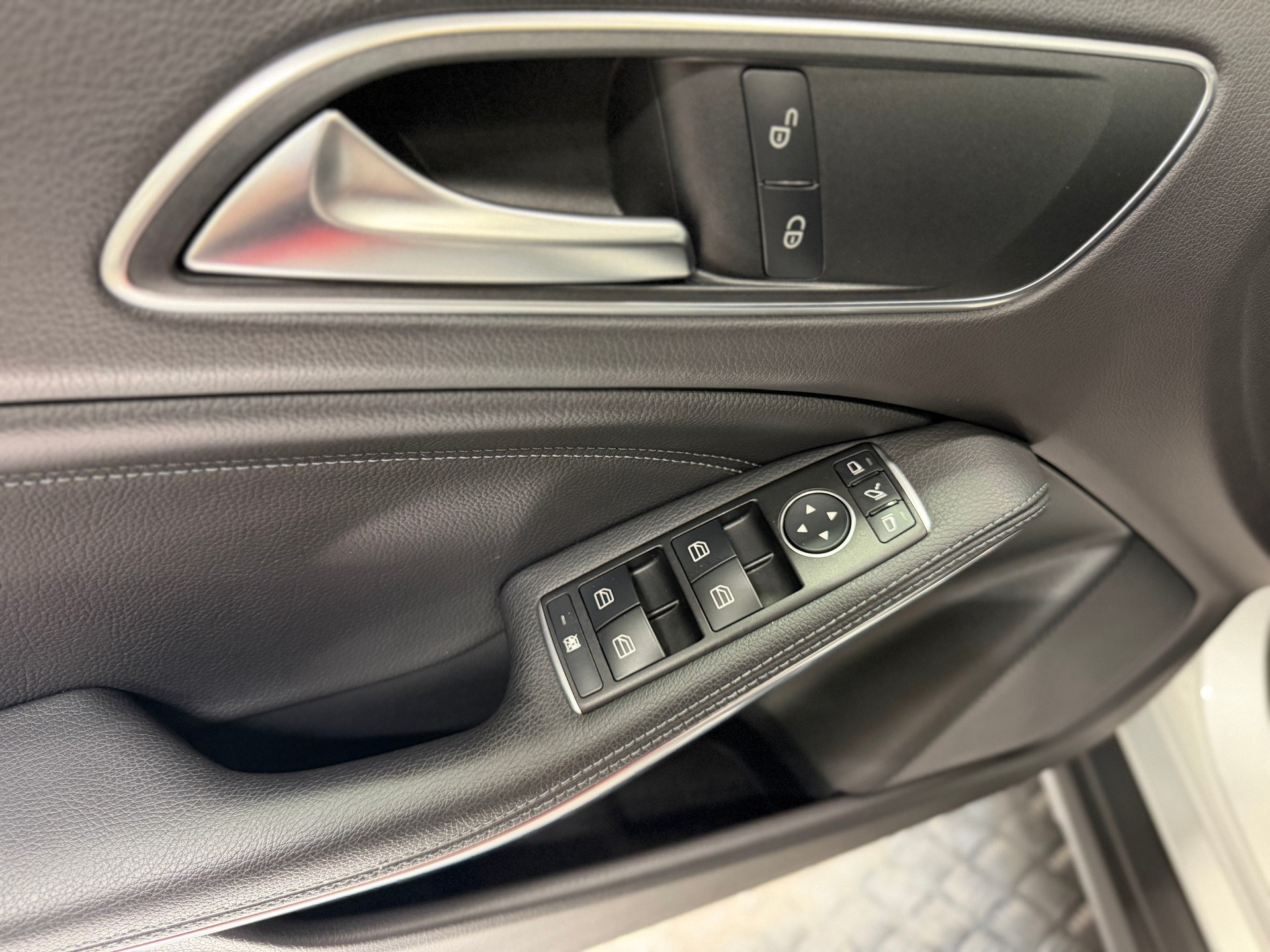 MERCEDES-BENZ GLA 250 Style 4Matic 7G-DCT-image-14