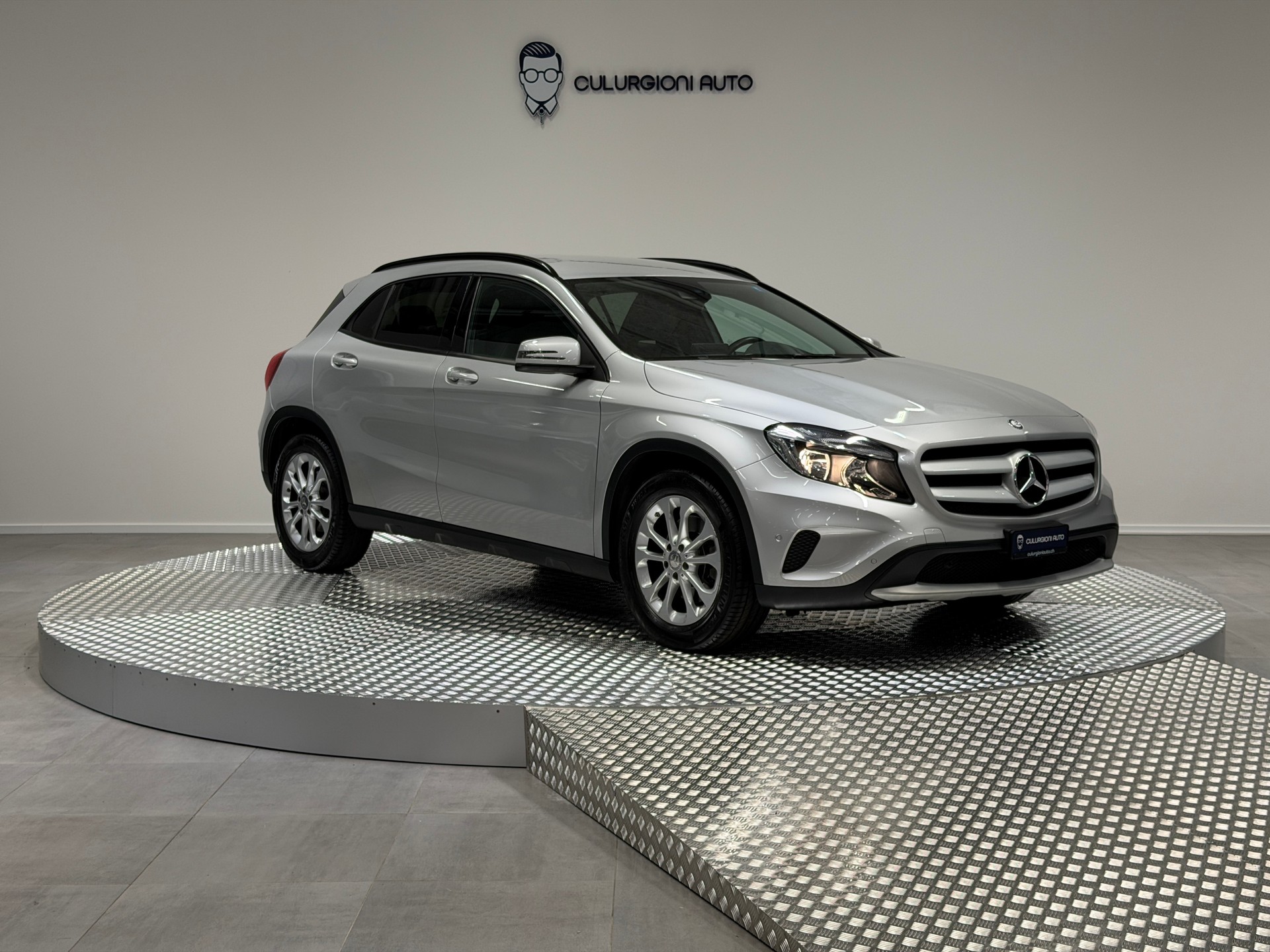 MERCEDES-BENZ GLA 250 Style 4Matic 7G-DCT-image-2