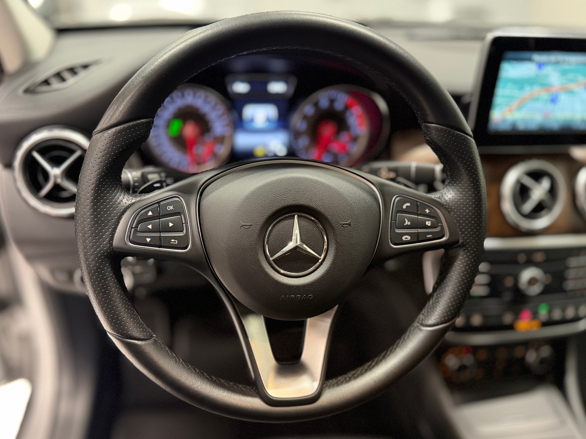 MERCEDES-BENZ GLA 250 Style 4Matic 7G-DCT-image-9