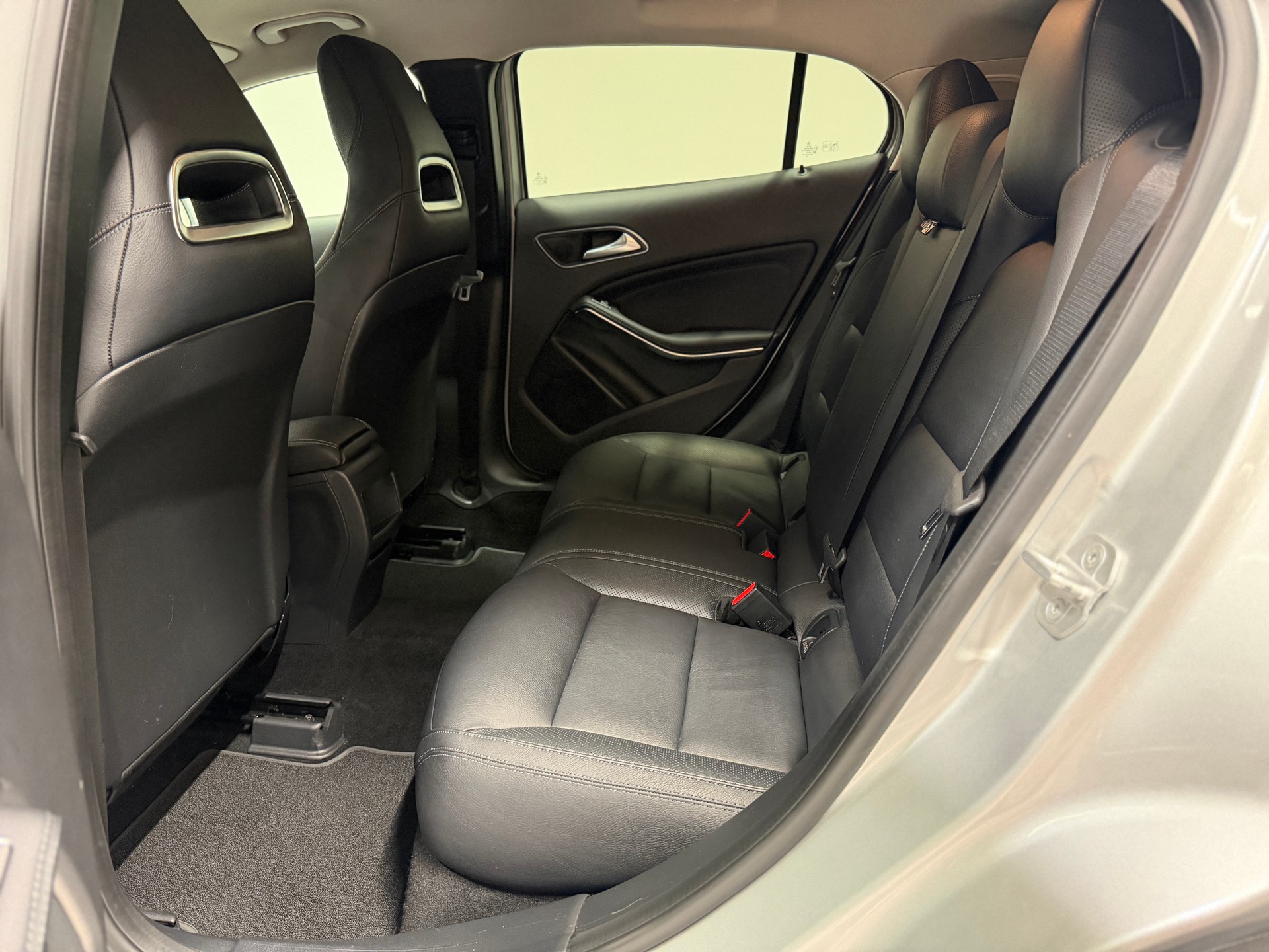 MERCEDES-BENZ GLA 250 Style 4Matic 7G-DCT-image-16