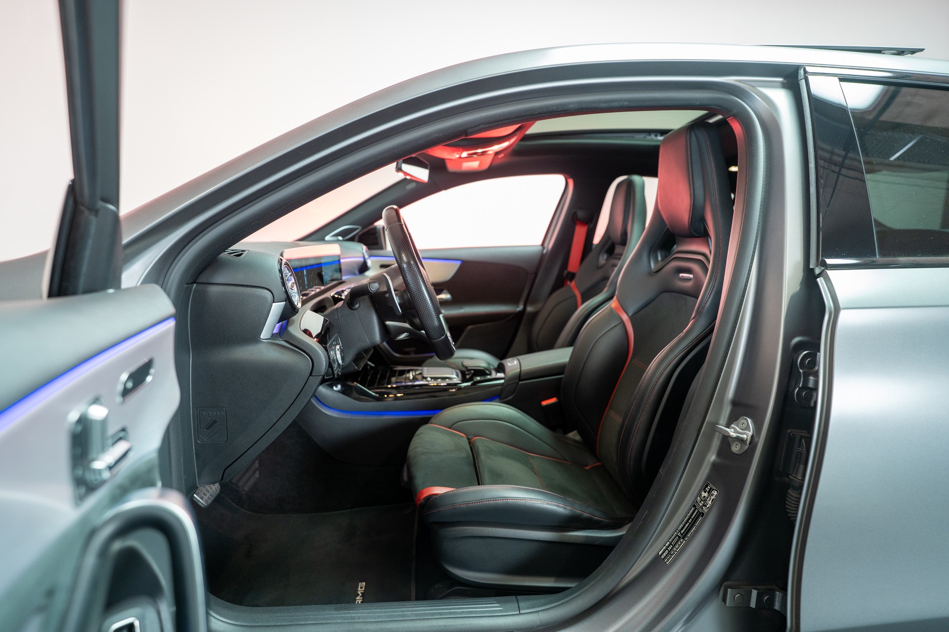 MERCEDES-BENZ A 35 AMG 4matic Limousine / CH-Fahrzeug / Panorama / el.Sitze-image-8