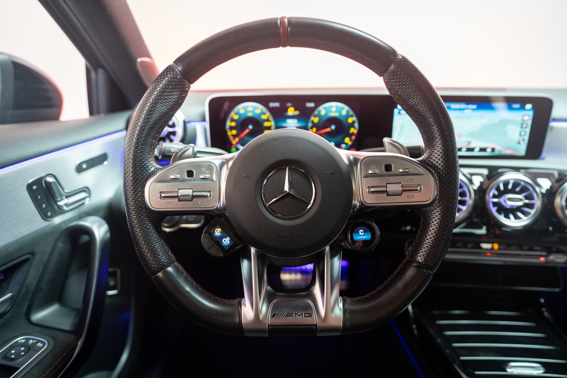 MERCEDES-BENZ A 35 AMG 4matic Limousine / CH-Fahrzeug / Panorama / el.Sitze-image-19