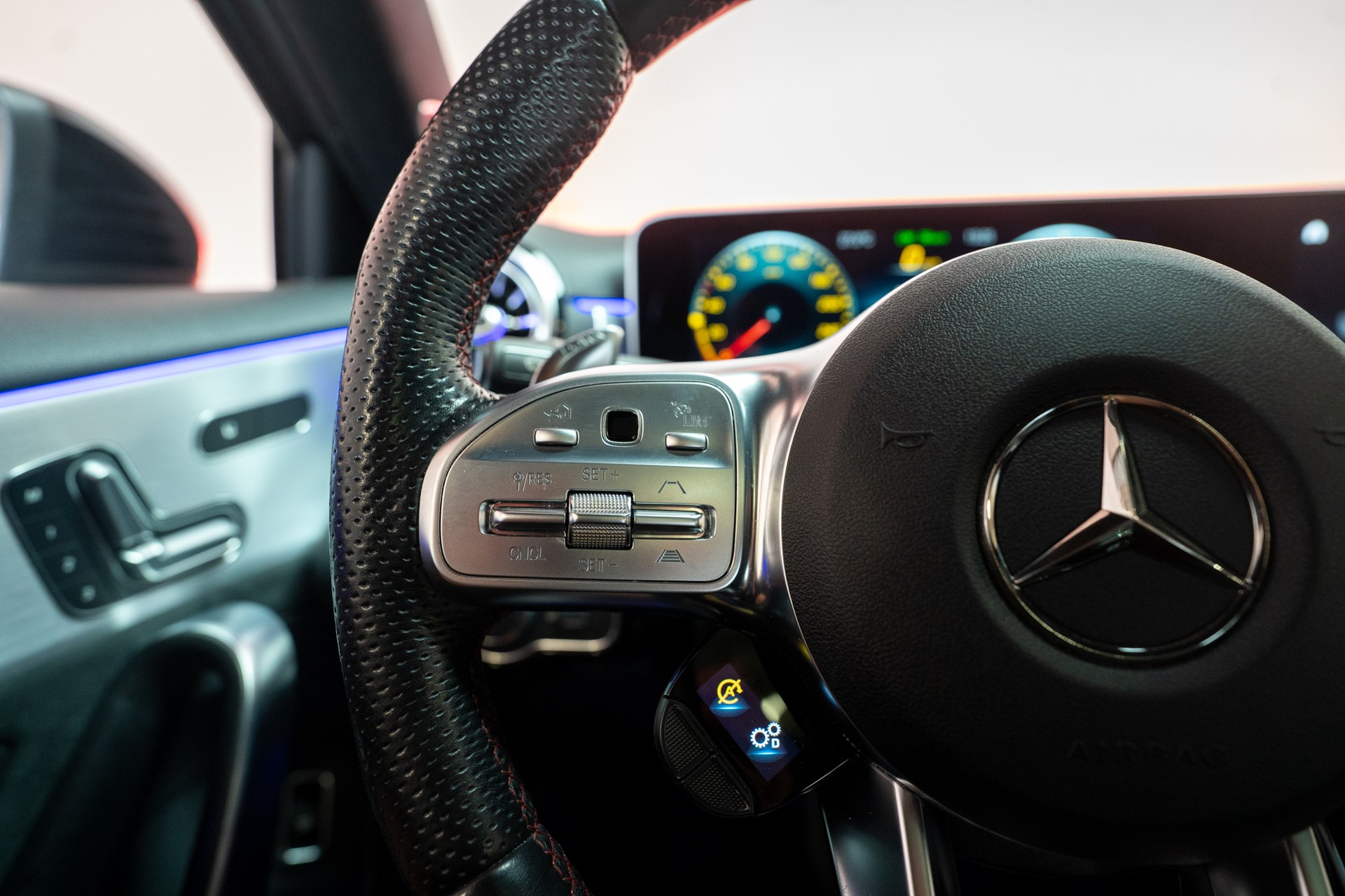 MERCEDES-BENZ A 35 AMG 4matic Limousine / CH-Fahrzeug / Panorama / el.Sitze-image-20