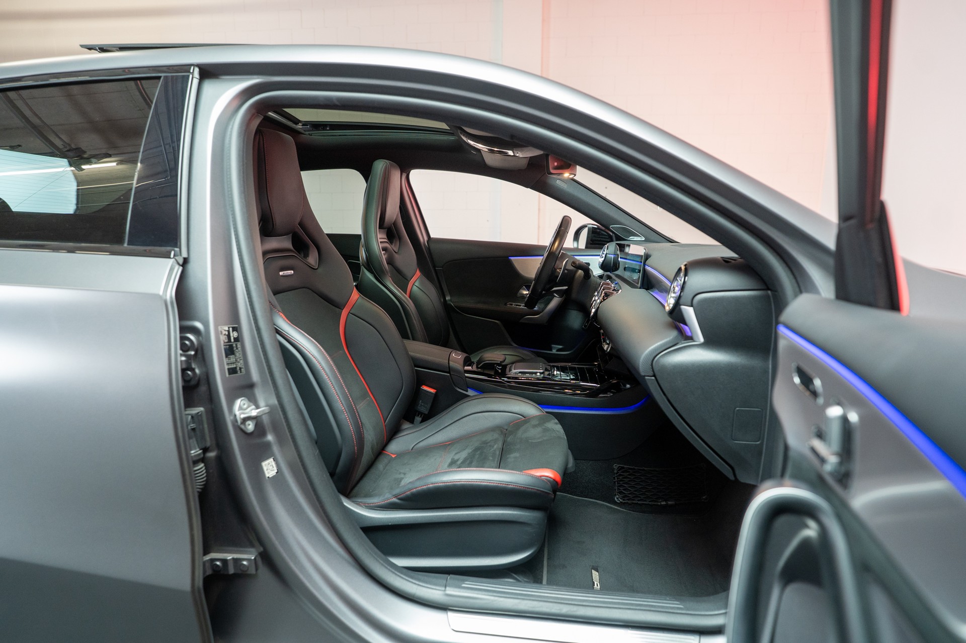 MERCEDES-BENZ A 35 AMG 4matic Limousine / CH-Fahrzeug / Panorama / el.Sitze-image-16