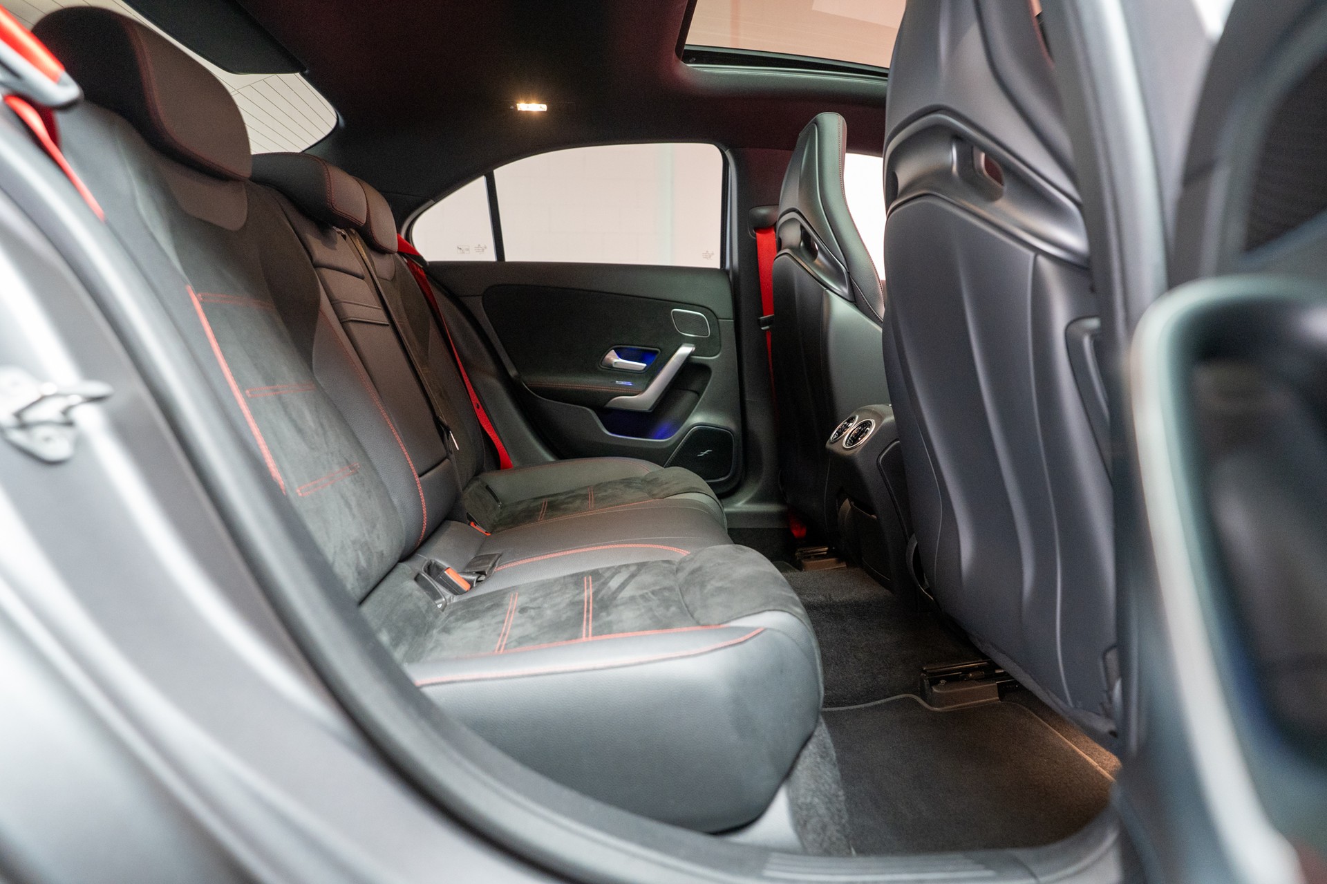 MERCEDES-BENZ A 35 AMG 4matic Limousine / CH-Fahrzeug / Panorama / el.Sitze-image-15