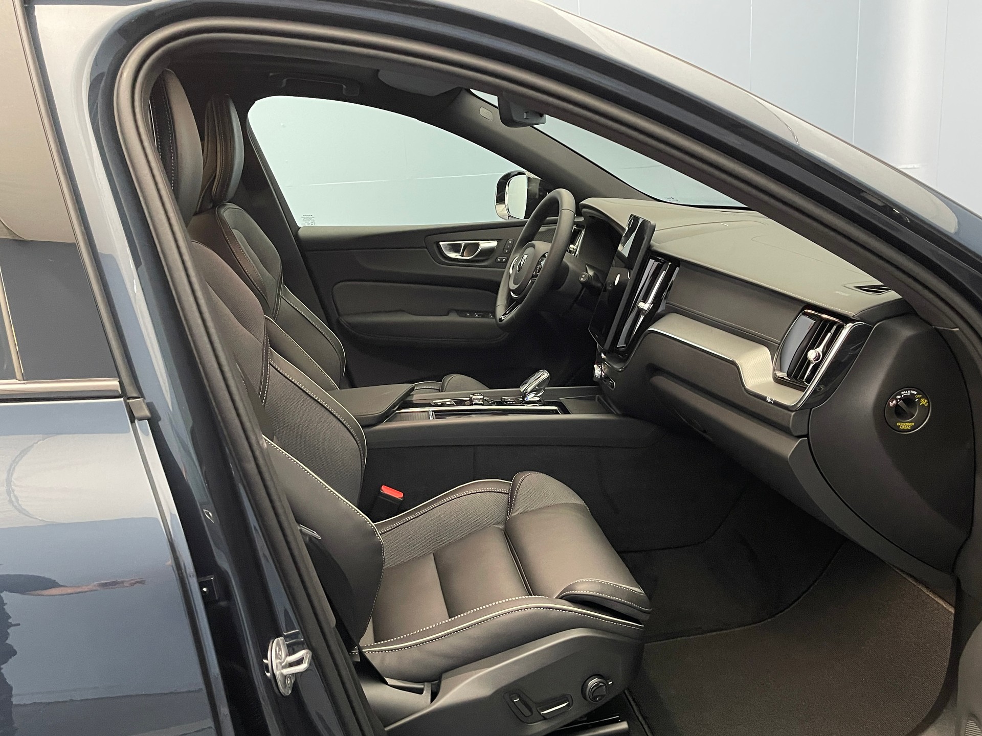 VOLVO XC60 2.0 T6 TE Black Edition eAWD-image-6