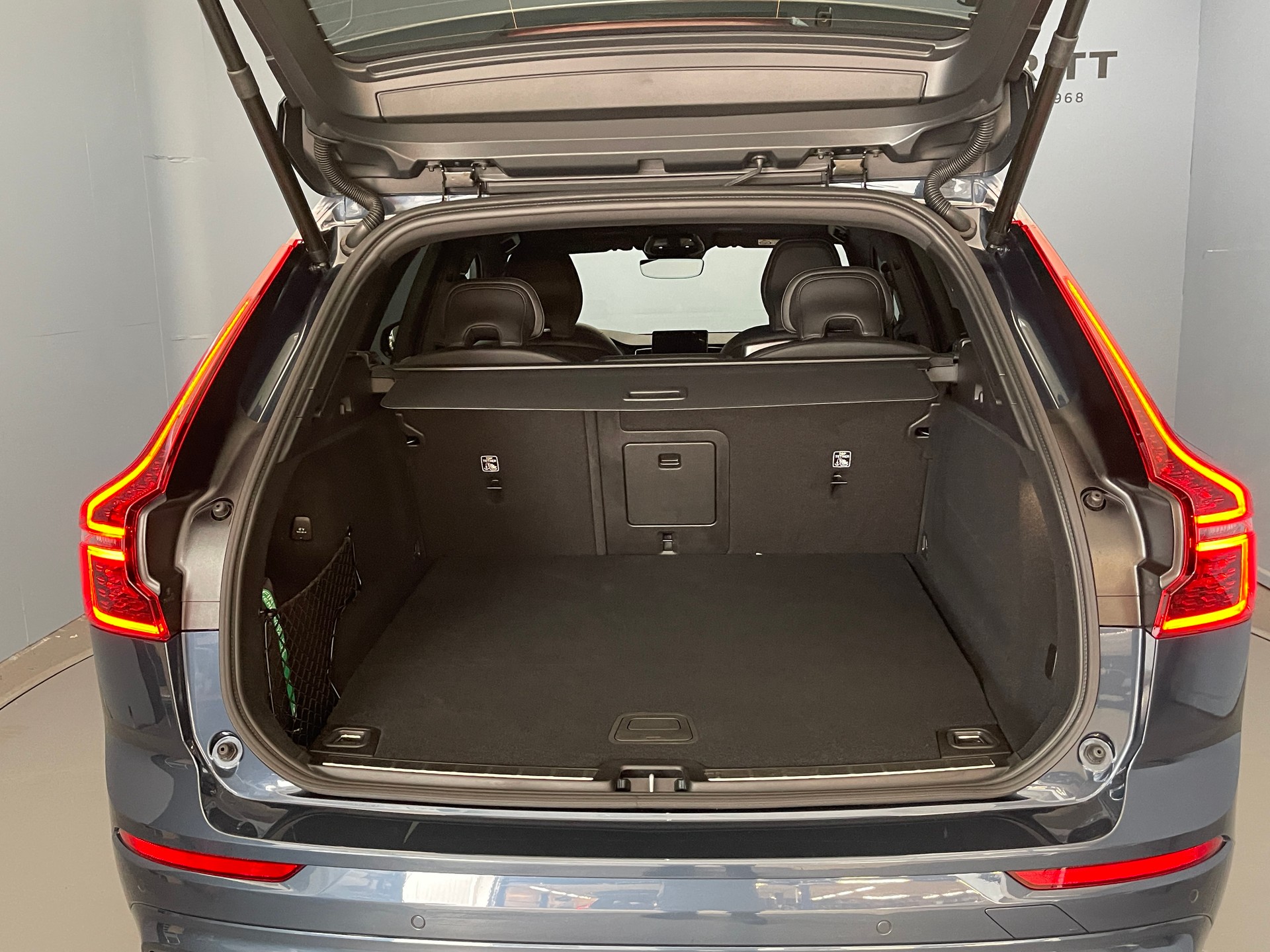 VOLVO XC60 2.0 T6 TE Black Edition eAWD-image-8